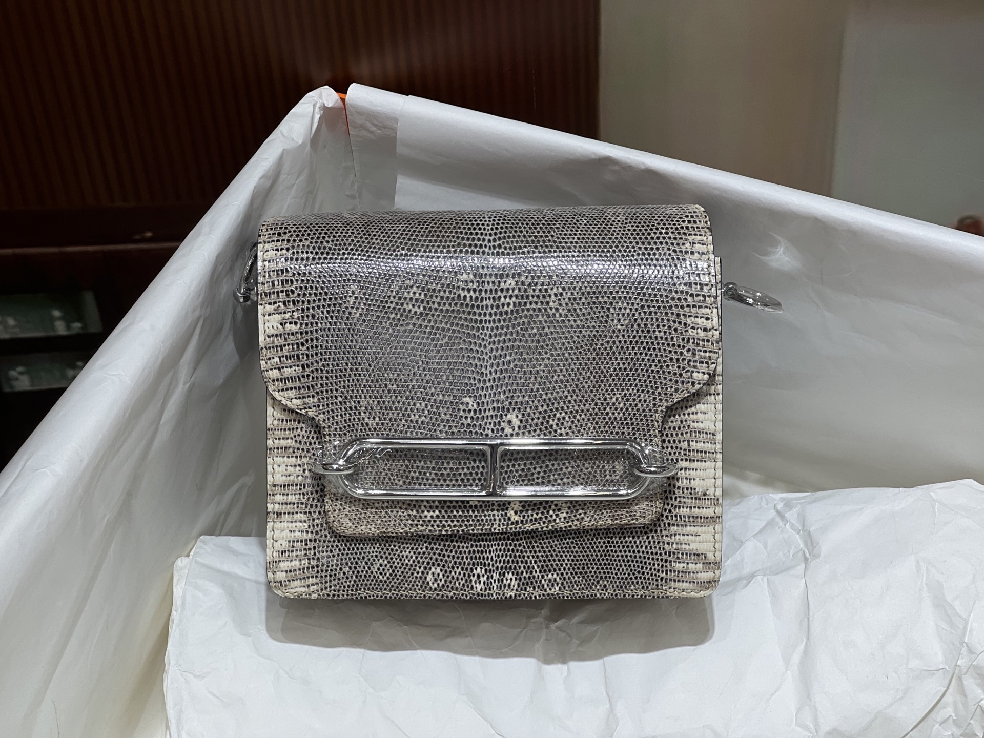 NO:700139,Pig nose bag Roulis 18cm Hc imported lizard skin, top hand sewing technology, real stock, all-steel hardware accessories are low-key ~ easy to install ~ convenient ~ simple, Hermes, hermes, Hermes,19860909猪鼻子包 Roulis 18cm Hc进口蜥蜴皮 顶级手缝工艺 实拍现货 全钢五金配件低调~好装~方便～ 简单,爱马仕,hermes,Hermes,,Bag