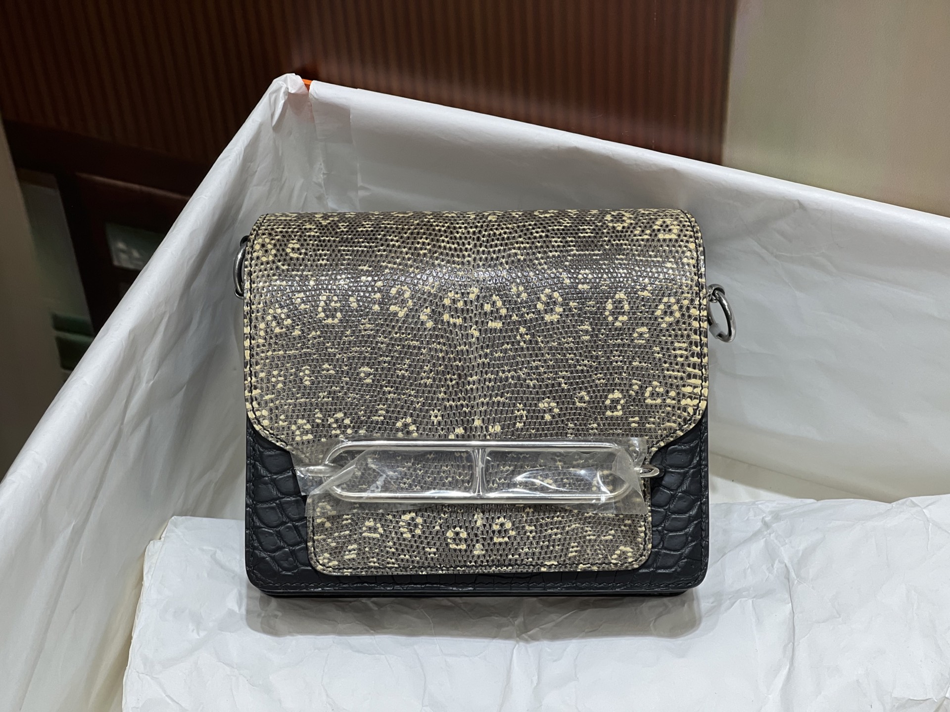 NO:700137,Pig nose bag Roulis 18cm lizard skin with crocodile Hc imported lizard skin top hand sewing craftsmanship real shot all steel hardware accessories low profile ~ easy to install ~ convenient ~ simple, Hermes, Hermes, Hermes,19860909猪鼻子包 Roulis 18cm 蜥蜴皮配鳄鱼 Hc进口蜥蜴皮 顶级手缝工艺 实拍现货 全钢五金配件低调~好装~方便～ 简单,爱马仕,hermes,Hermes,,Bag