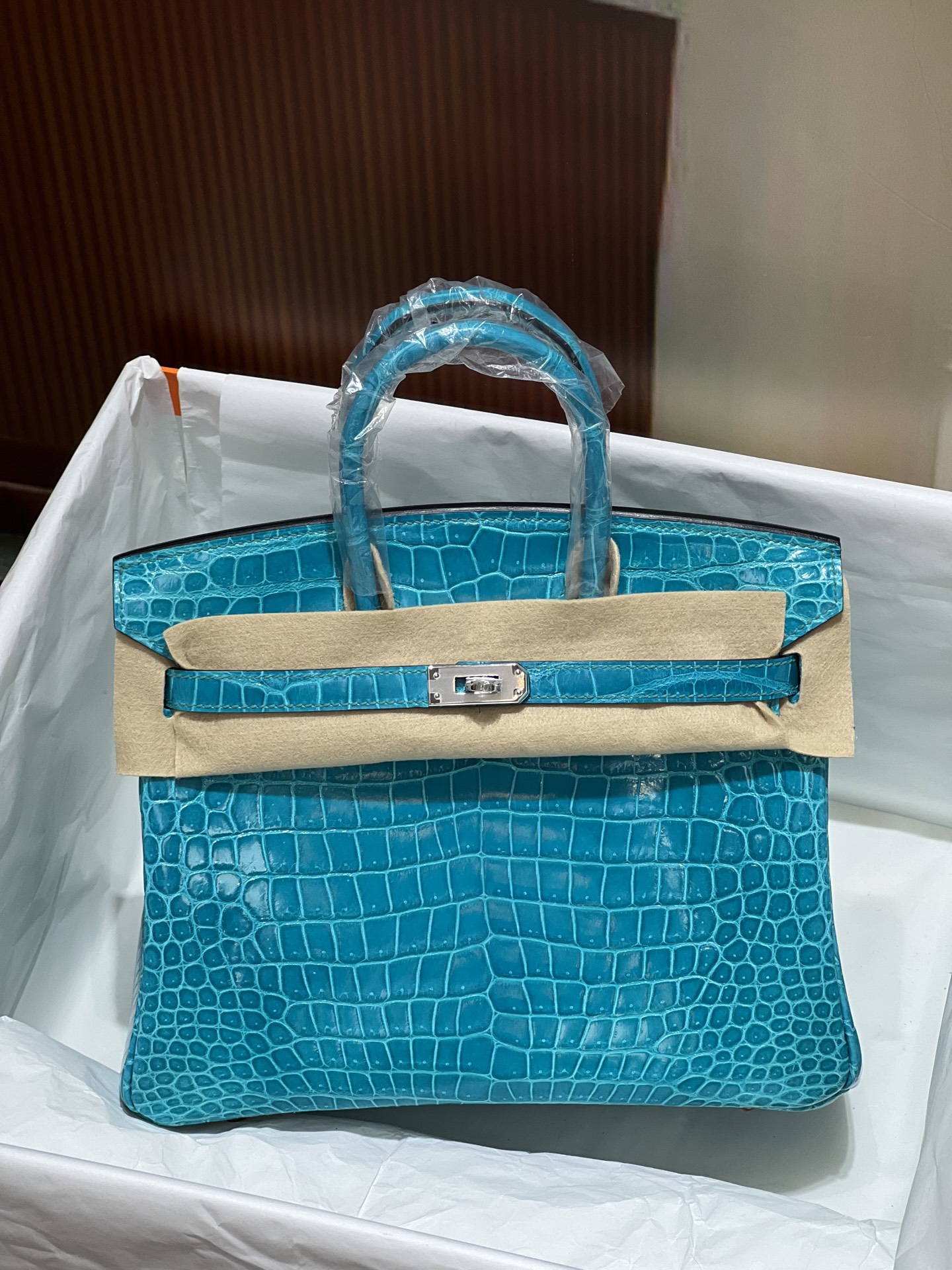 NO:700659,Platinum 25CM. Silver buckle. Super beautiful in kind. Made of imported hc high-gloss crocodile belly. Alligator crocodile belly is cut out from the belly. Fully hand-stitched. Real shot. Sheepskin lining imported from Italy, Hermes, hermes, sheepskin, Hermes,19860909铂金25CM. 银扣 实物超级美 进口hc高光鳄鱼肚皮制作,湾鳄鳄鳄鱼肚皮正肚皮开料,全手缝现货实拍 意大利进口羊皮内里,爱马仕,hermes,sheepskin,Hermes,,Bag