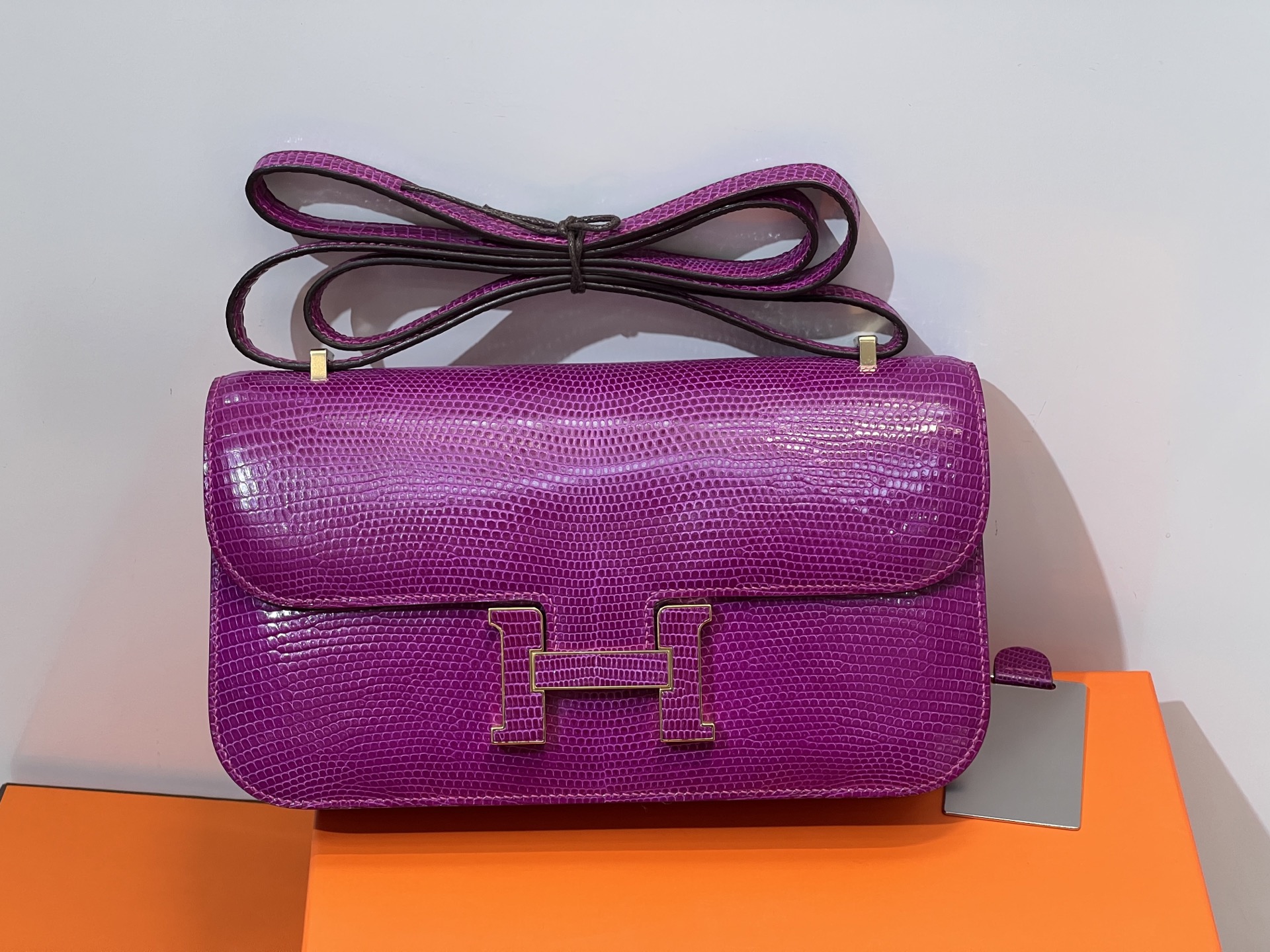 NO:697950,Newly released enamel buckle with mirror, Kangkang 23CM.hc imported original lizard skin, hand-stitched with wax thread, real stock, Hermes, hermes, Hermes,19860909新出 珐琅扣 带镜子 康康23CM.hc进口原厂蜥蜴皮 蜡线手缝 现货实拍,爱马仕,hermes,Hermes,,Bag