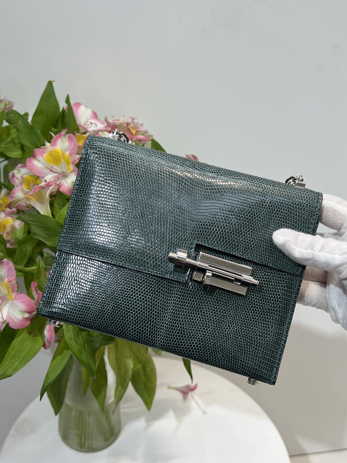 NO:700085,Pistol bag Verrou small size cypress green silver buckle original lizard leather top hand sewing!  Pure steel hardware,Hermes,hermes,Hermes,19860909手枪包 插稍包 Verrou 小号 松柏绿 银扣 原厂蜥蜴皮皮 顶级手工缝制！纯钢五金,爱马仕,hermes,Hermes,,Bag