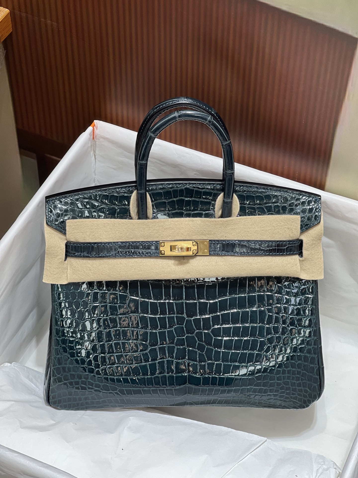 NO:700655,Platinum 25CM. Rousseau green gold buckle. The real thing is super beautiful. Imported hc high-gloss crocodile belly production, alligator crocodile crocodile belly is cut into the belly, fully hand-stitched, real shot. Sheepskin lining imported from Italy, Hermes, hermes, sheepskin, Hermes,19860909铂金25CM. 卢梭绿 金扣 实物超级美 进口hc高光鳄鱼肚皮制作,湾鳄鳄鳄鱼肚皮正肚皮开料,全手缝现货实拍 意大利进口羊皮内里,爱马仕,hermes,sheepskin,Hermes,,Bag