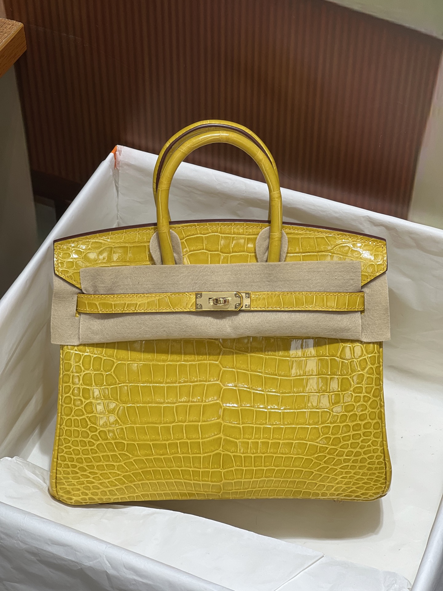 NO:700658,Platinum 25CM. The gold buckle is super beautiful in kind. Made of imported hc high-gloss crocodile belly, alligator crocodile belly is cut out from the belly, fully hand-stitched, real shot. Sheepskin lining imported from Italy, Hermes, hermes, sheepskin, Hermes,19860909铂金25CM. 金扣 实物超级美 进口hc高光鳄鱼肚皮制作,湾鳄鳄鳄鱼肚皮正肚皮开料,全手缝现货实拍 意大利进口羊皮内里,爱马仕,hermes,sheepskin,Hermes,,Bag