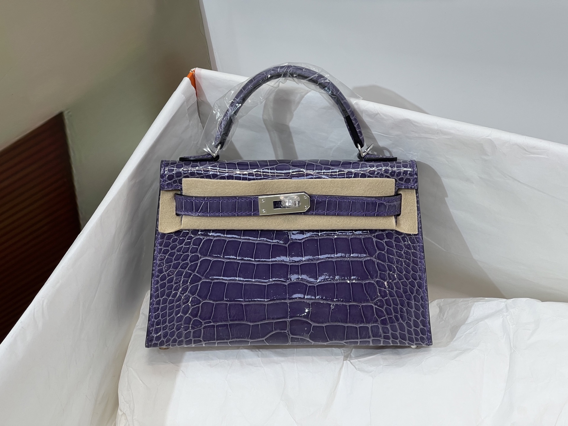 NO:697970,Kelly 2nd Generation 19CM. Made of imported high-gloss American crocodile, pattern cutting, Italian imported sheepskin lining, top-grade hand-stitching, full set of hand-made nails, real-shot texture, Hermes, hermes, sheepskin, Hermes,19860909凯莉二代19CM.进口高光美洲鳄制作,对版开料,意大利进口羊皮内里,顶级手缝 全套手工钉 实拍现货纹理,爱马仕,hermes,sheepskin,Hermes,,Bag