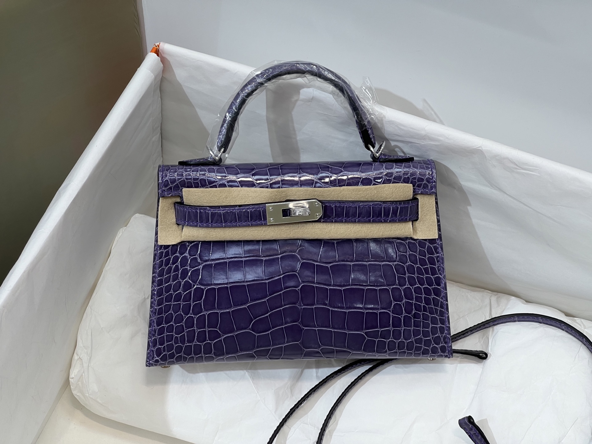 NO:697946,Kelly 2nd Generation 19CM. Made of imported high-gloss American crocodile, pattern cutting, Italian imported sheepskin lining, top-grade hand-stitching, full set of hand-made nails, real-shot texture, Hermes, hermes, sheepskin, Hermes,19860909凯莉二代19CM.进口高光美洲鳄制作,对版开料,意大利进口羊皮内里,顶级手缝 全套手工钉 实拍现货纹理,爱马仕,hermes,sheepskin,Hermes,,Bag