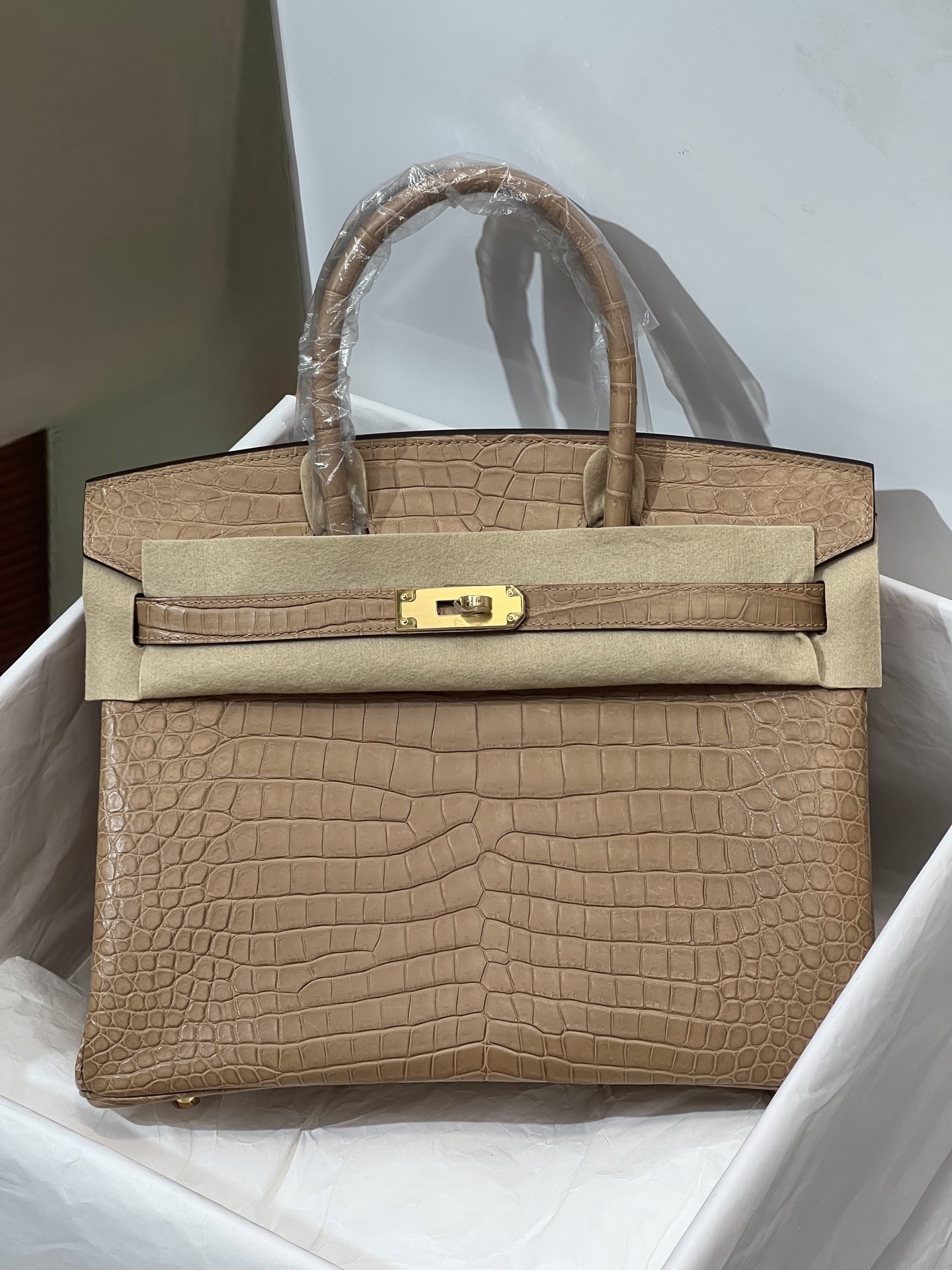 NO:700687,Platinum 30CM. Milk tea color. Gold buckle. Super beautiful in kind. Inverted V. Made from imported hc crocodile belly. Alligator crocodile belly is cut into the belly. Fully hand-stitched. Real shot. Sheepskin lining imported from Italy, Hermes, hermes, sheepskin, Hermes.19860909铂金30CM.奶茶色 金扣 实物超级美 倒V 进口hc鳄鱼肚皮制作,湾鳄鳄鳄鱼肚皮正肚皮开料,全手缝现货实拍 意大利进口羊皮内里,爱马仕,hermes,sheepskin,Hermes,,Bag
