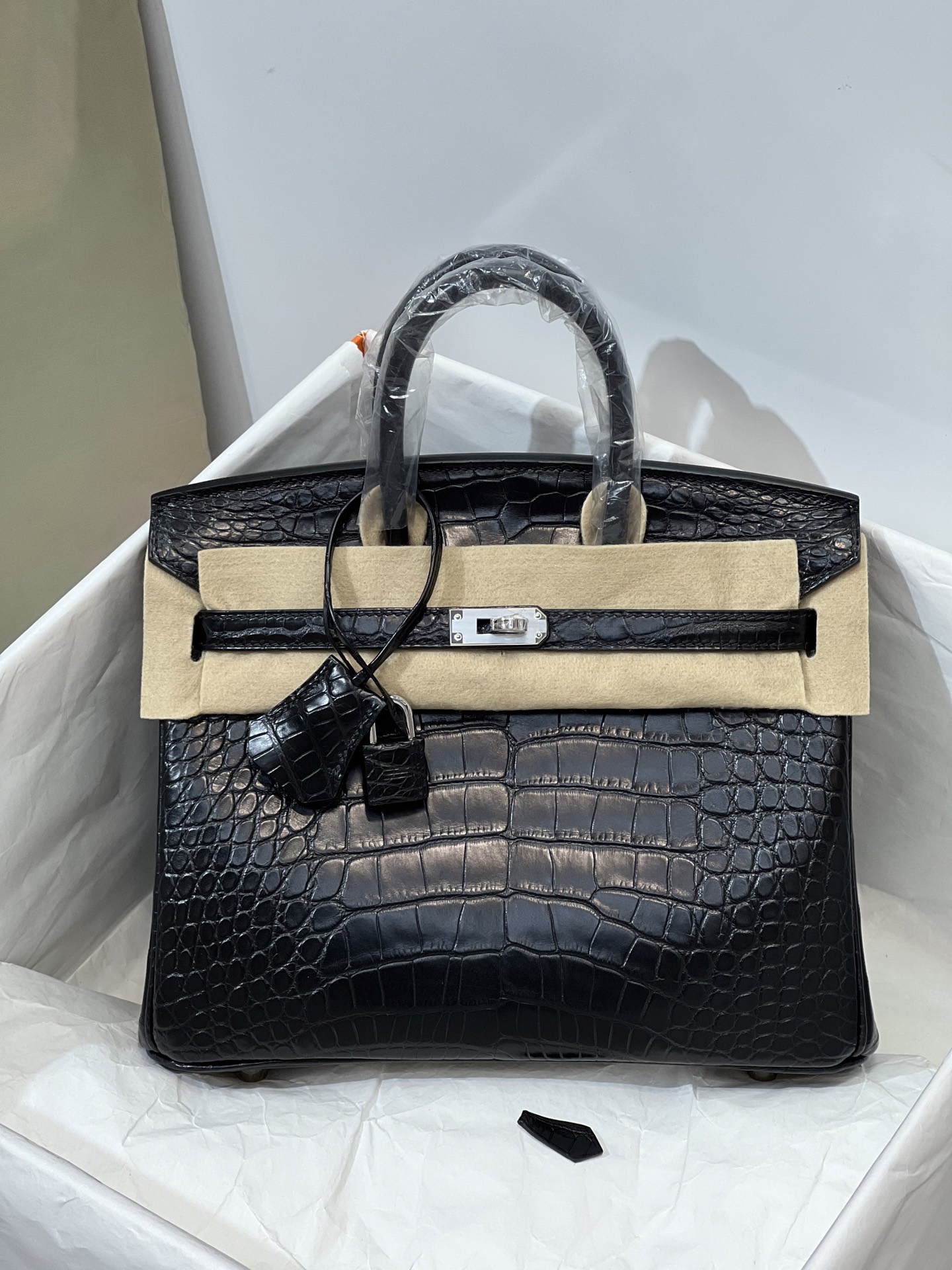 NO:700742,Platinum 25CM. Silver buckle. Imported American crocodile front belly material, 3 fish on the Z version. Sheepskin lining, full set of hand-stitched, top-notch hand-stitching technology, full stitching inside and outside, Hermes, hermes, sheepskin, Hermes,19860909铂金25CM. 银扣  进口美洲鳄正肚皮开料,3条鱼对版Z 羊皮内里,全套手工钉,顶级手缝工艺,里外全缝,爱马仕,hermes,sheepskin,Hermes,,Bag
