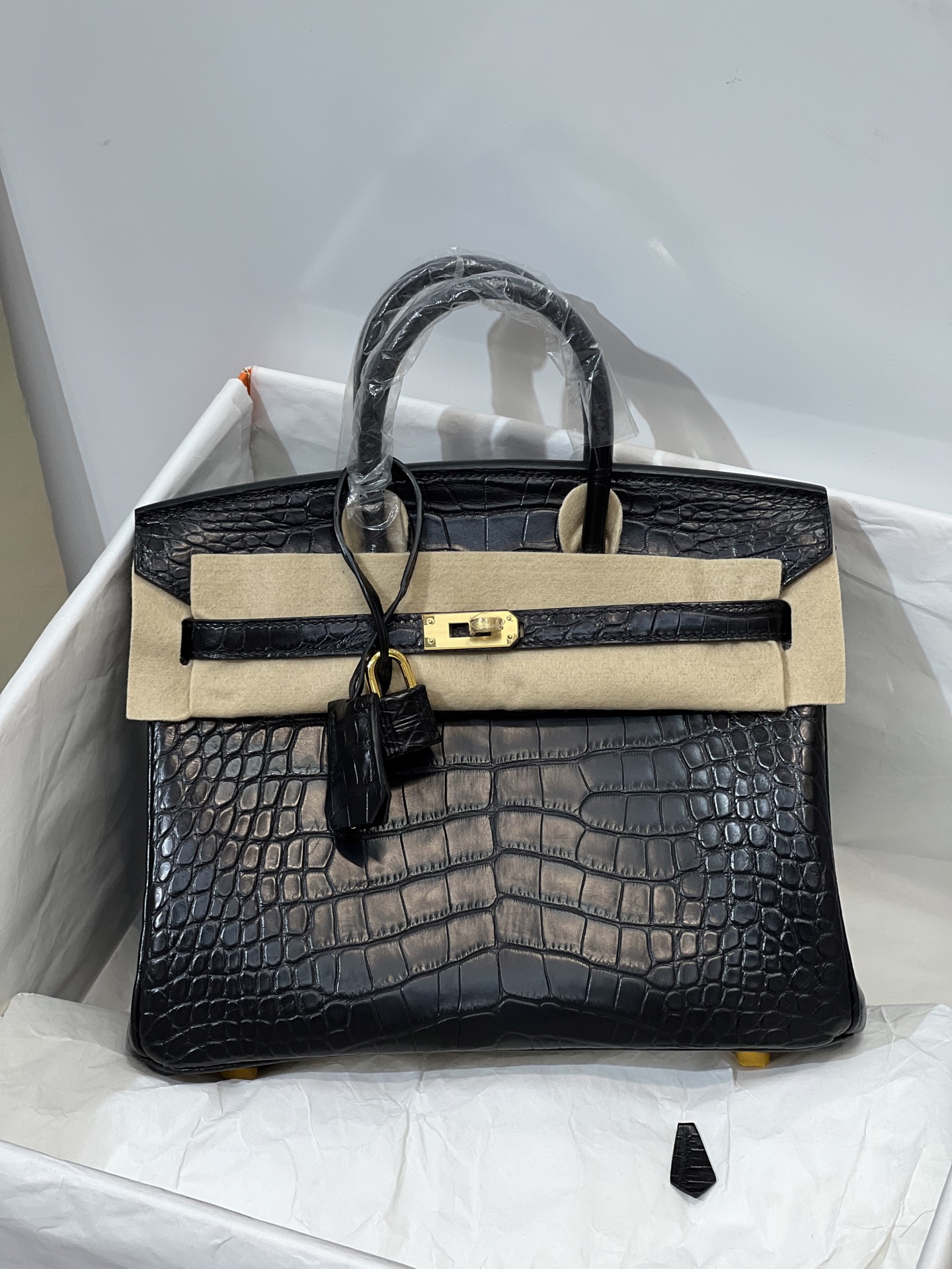 NO:700744,Platinum 25CM. Gold buckle, imported American crocodile belly material, 3 fishes on the Z version, sheepskin lining, full set of hand-made nails, top-notch hand-stitching technology, full stitching inside and outside, Hermes, hermes, sheepskin, Hermes,19860909铂金25CM. 金扣  进口美洲鳄正肚皮开料,3条鱼对版Z 羊皮内里,全套手工钉,顶级手缝工艺,里外全缝,爱马仕,hermes,sheepskin,Hermes,,Bag