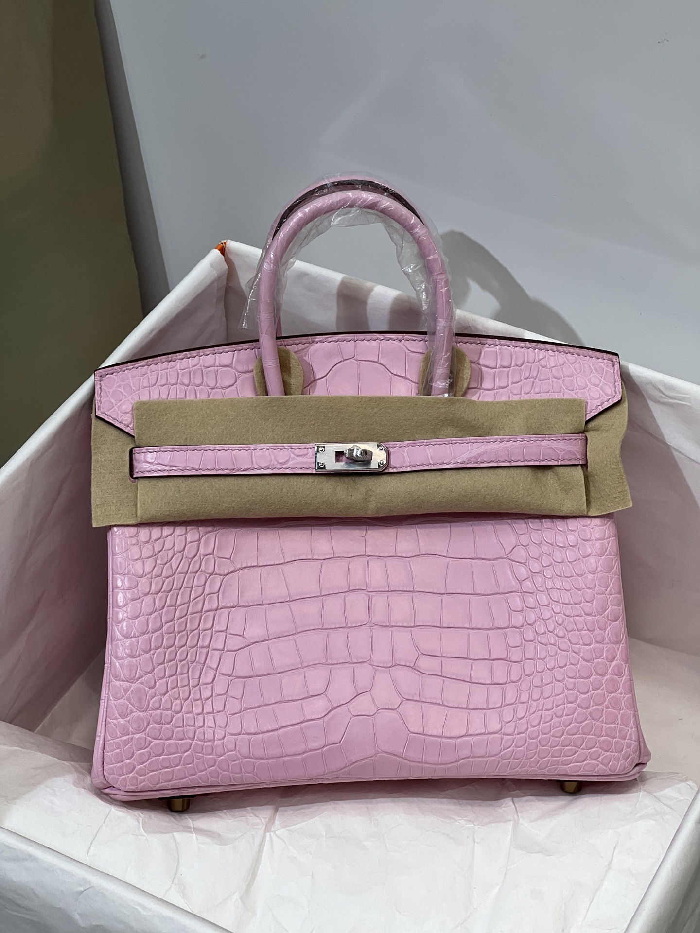 NO:700746,Platinum 25CM. Silver buckle, cherry blossom pink, imported American crocodile belly material, 3 fishes on the Z version, sheepskin lining, full set of hand-made nails, top-notch hand-stitching technology, full stitching inside and outside, Hermes, hermes, sheepskin, Hermes,19860909铂金25CM. 银扣 樱花粉 进口美洲鳄正肚皮开料,3条鱼对版Z 羊皮内里,全套手工钉,顶级手缝工艺,里外全缝,爱马仕,hermes,sheepskin,Hermes,,Bag