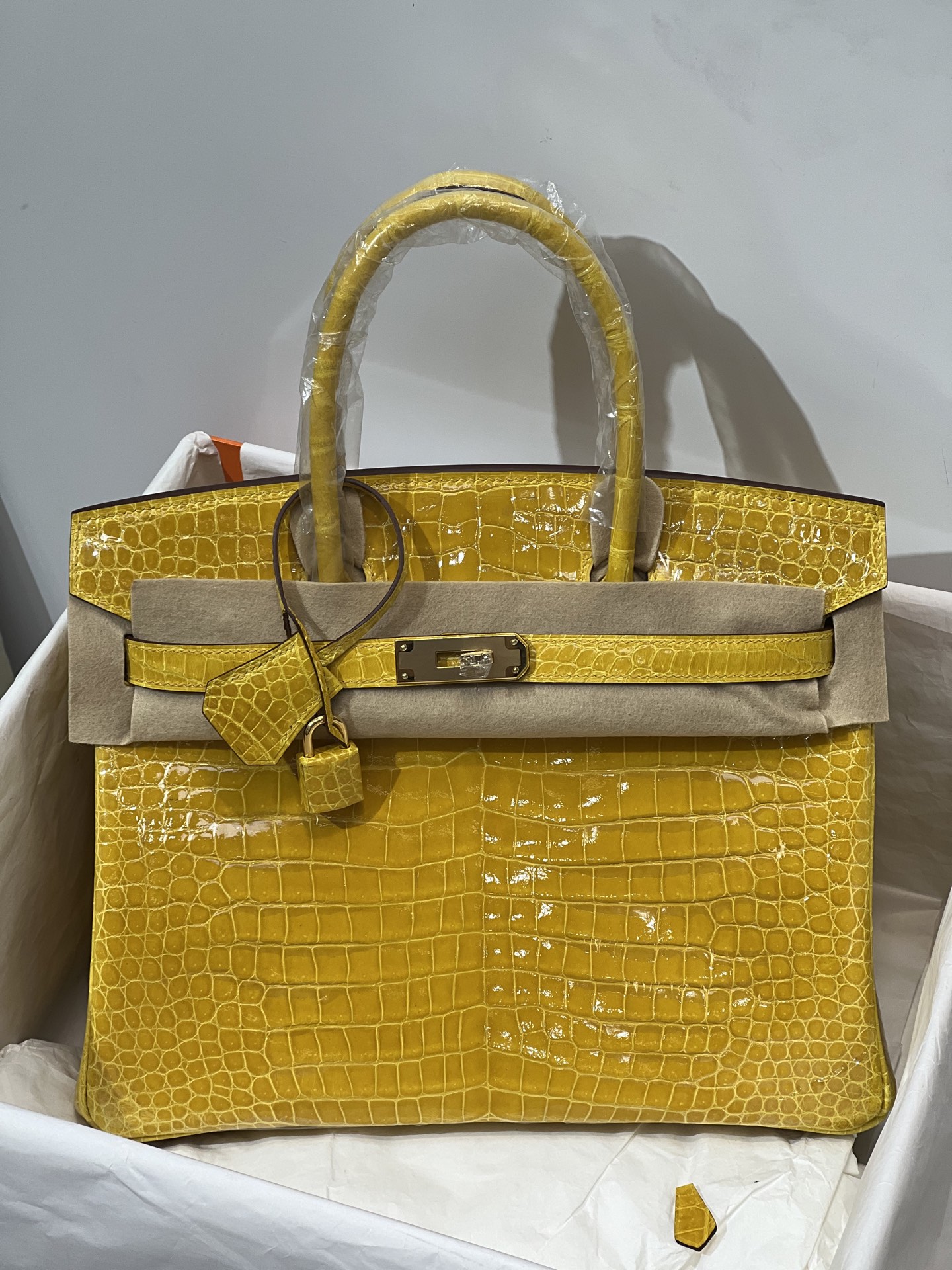NO:700670,Platinum 30CM. The gold buckle is super beautiful in kind. Made from imported hc crocodile belly, alligator crocodile belly is cut out from the belly, fully hand-stitched, real shot. Sheepskin lining imported from Italy, Hermes, hermes, sheepskin, Hermes,19860909铂金30CM. 金扣 实物超级美 进口hc鳄鱼肚皮制作,湾鳄鳄鳄鱼肚皮正肚皮开料,全手缝现货实拍 意大利进口羊皮内里,爱马仕,hermes,sheepskin,Hermes,,Bag