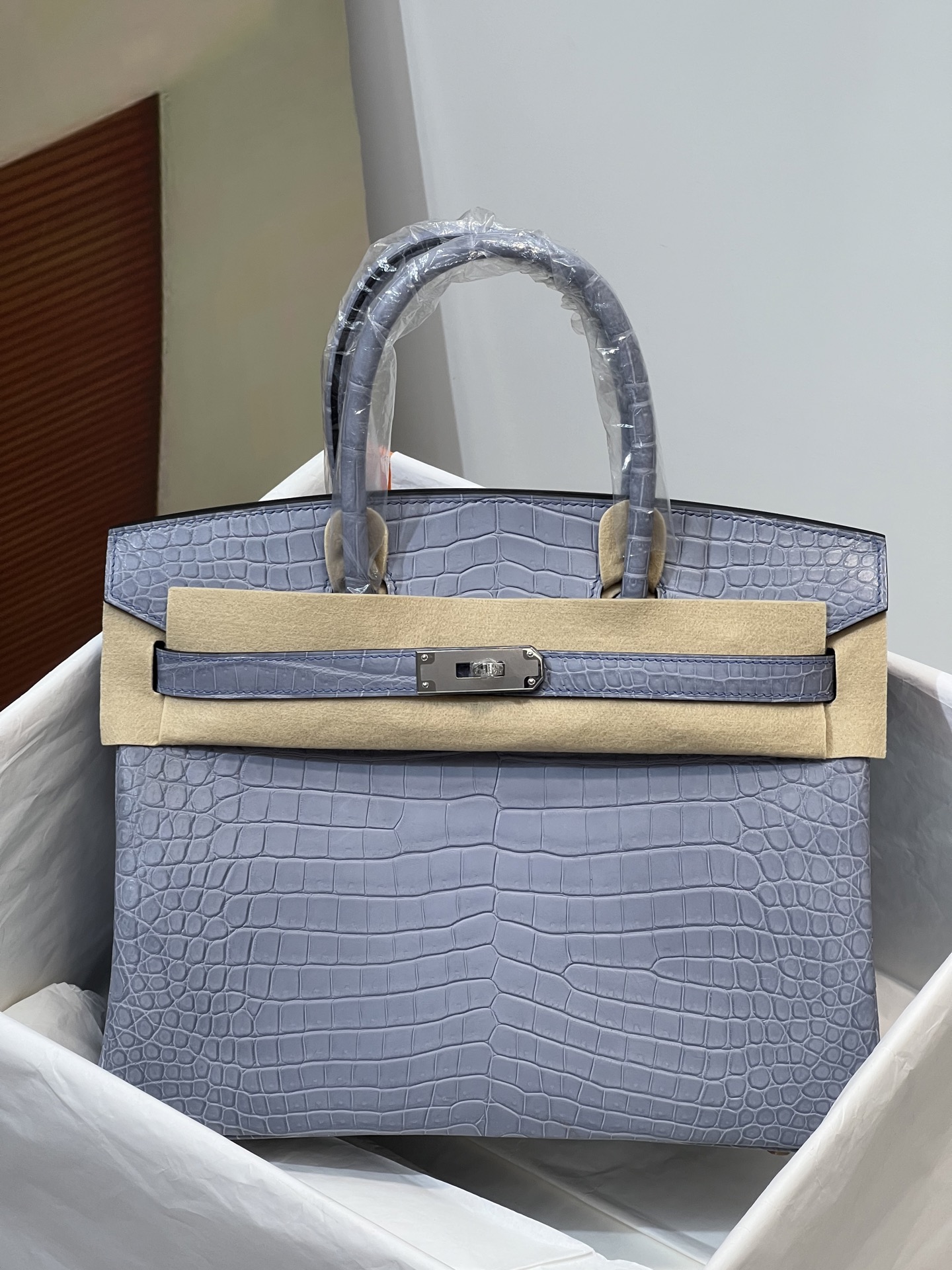 NO:700686,Platinum 30CM. Silver buckle, super beautiful in kind. Made from imported hc crocodile belly, alligator crocodile belly cut out, fully hand-stitched, real shot. Sheepskin lining imported from Italy, Hermes, hermes, sheepskin, Hermes,19860909铂金30CM. 银扣 实物超级美 进口hc鳄鱼肚皮制作,湾鳄鳄鳄鱼肚皮正肚皮开料,全手缝现货实拍 意大利进口羊皮内里,爱马仕,hermes,sheepskin,Hermes,,Bag