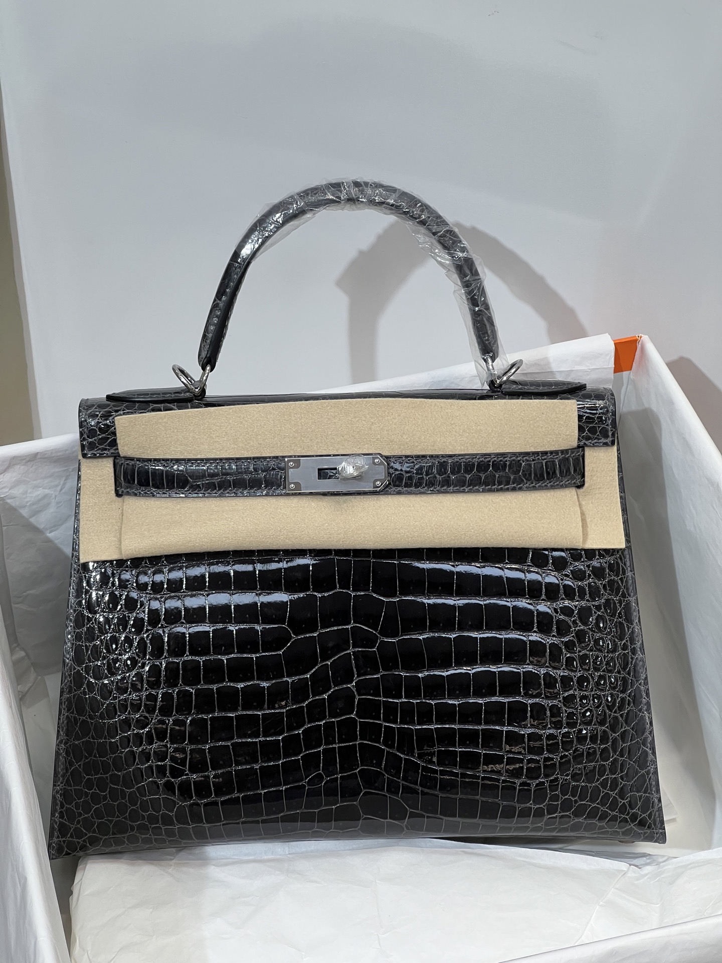 NO:700681,Kelly 28CM. Silver buckle, graphite gray, Hc imported crocodile, real shot, newly released, three leather pairs Z, top hand sewing craftsmanship, Hermes, hermes, Hermes,19860909凯丽Kelly 28CM. 银扣 石墨灰 Hc进口湾鳄实拍现货 新出 三张皮对版Z 顶级手缝工艺,爱马仕,hermes,Hermes,,Bag