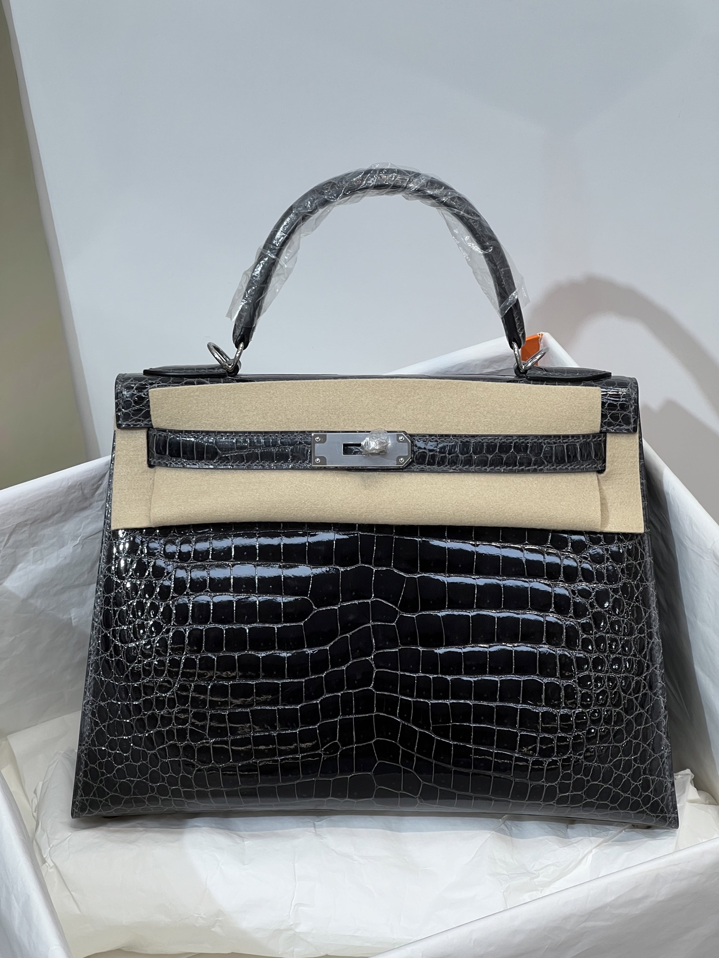 NO:700713,Kelly 25CM. Silver buckle, graphite gray, Hc imported crocodile, real shot, newly released, three leather pairs Z, top hand sewing craftsmanship, Hermes, hermes, Hermes,19860909凯丽Kelly 25CM. 银扣 石墨灰 Hc进口湾鳄实拍现货 新出 三张皮对版Z 顶级手缝工艺,爱马仕,hermes,Hermes,,Bag