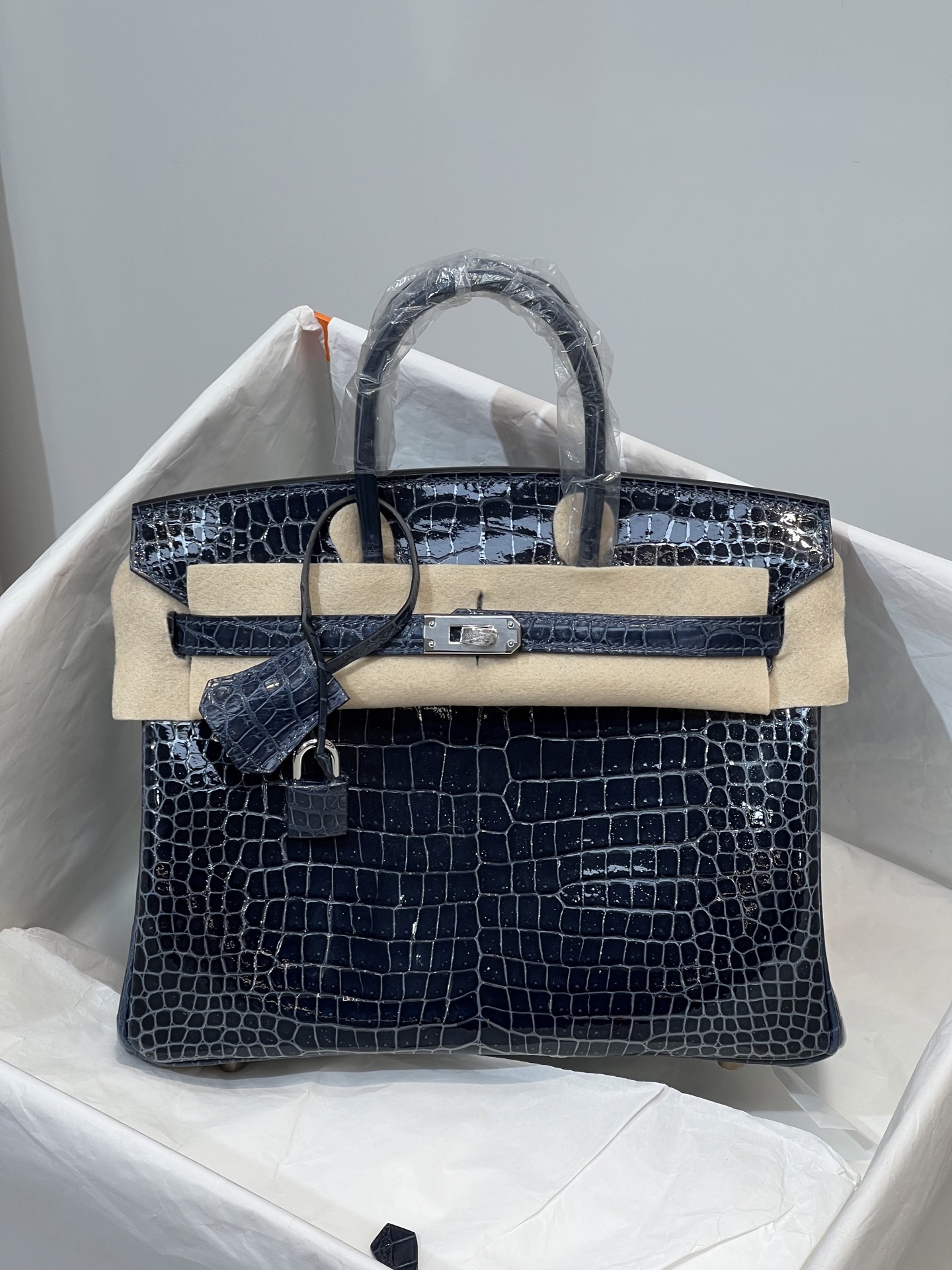 NO:700647,Platinum 25CM. Silver buckle. Super beautiful in kind. Made of imported hc high-gloss crocodile belly. Alligator crocodile belly is cut out from the belly. Fully hand-stitched. Real shot. Sheepskin lining imported from Italy, Hermes, hermes, sheepskin, Hermes,19860909铂金25CM. 银扣 实物超级美 进口hc高光鳄鱼肚皮制作,湾鳄鳄鳄鱼肚皮正肚皮开料,全手缝现货实拍 意大利进口羊皮内里,爱马仕,hermes,sheepskin,Hermes,,Bag