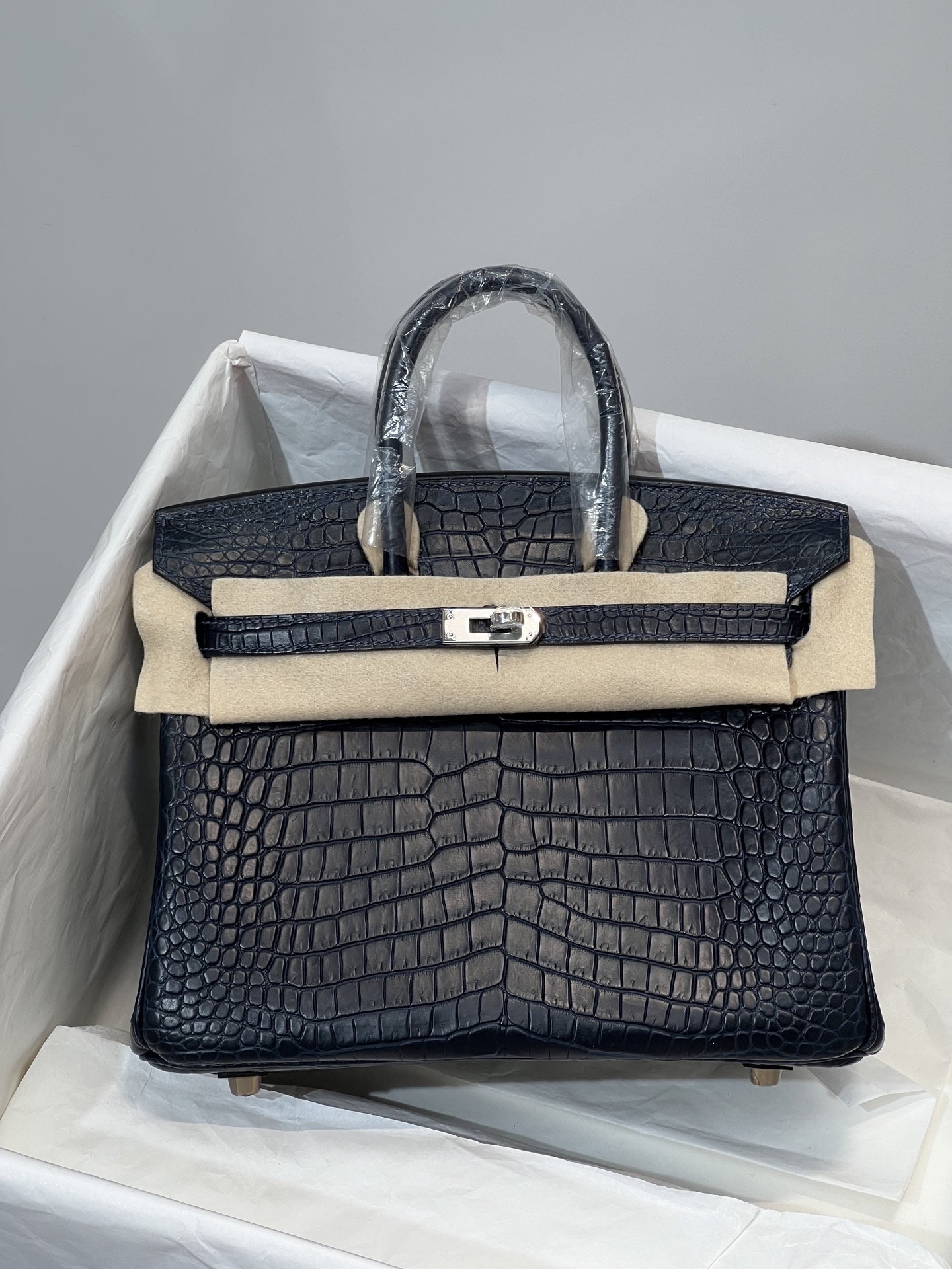 NO:700652,Platinum 25CM. Midnight blue silver buckle. The real thing is super beautiful. Made of imported hc crocodile belly, alligator crocodile belly is cut out from the belly, fully hand-stitched, real shot. Sheepskin lining imported from Italy, Hermes, hermes, sheepskin, Hermes,19860909铂金25CM.午夜蓝 银扣 实物超级美 进口hc鳄鱼肚皮制作,湾鳄鳄鳄鱼肚皮正肚皮开料,全手缝现货实拍 意大利进口羊皮内里,爱马仕,hermes,sheepskin,Hermes,,Bag