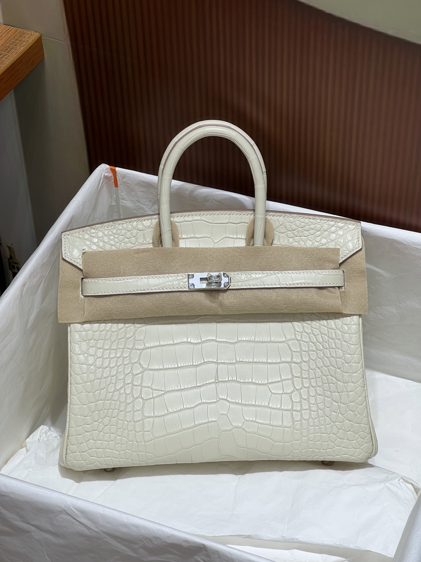 NO:700750,Platinum 25CM. Silver buckle, creamy white, imported American crocodile belly material, 3 fishes on the Z version, sheepskin lining, full set of hand-made nails, top-notch hand-stitching technology, full stitching inside and outside, Hermes, hermes, sheepskin, Hermes,19860909铂金25CM. 银扣 奶油白  进口美洲鳄正肚皮开料,3条鱼对版Z 羊皮内里,全套手工钉,顶级手缝工艺,里外全缝,爱马仕,hermes,sheepskin,Hermes,,Bag