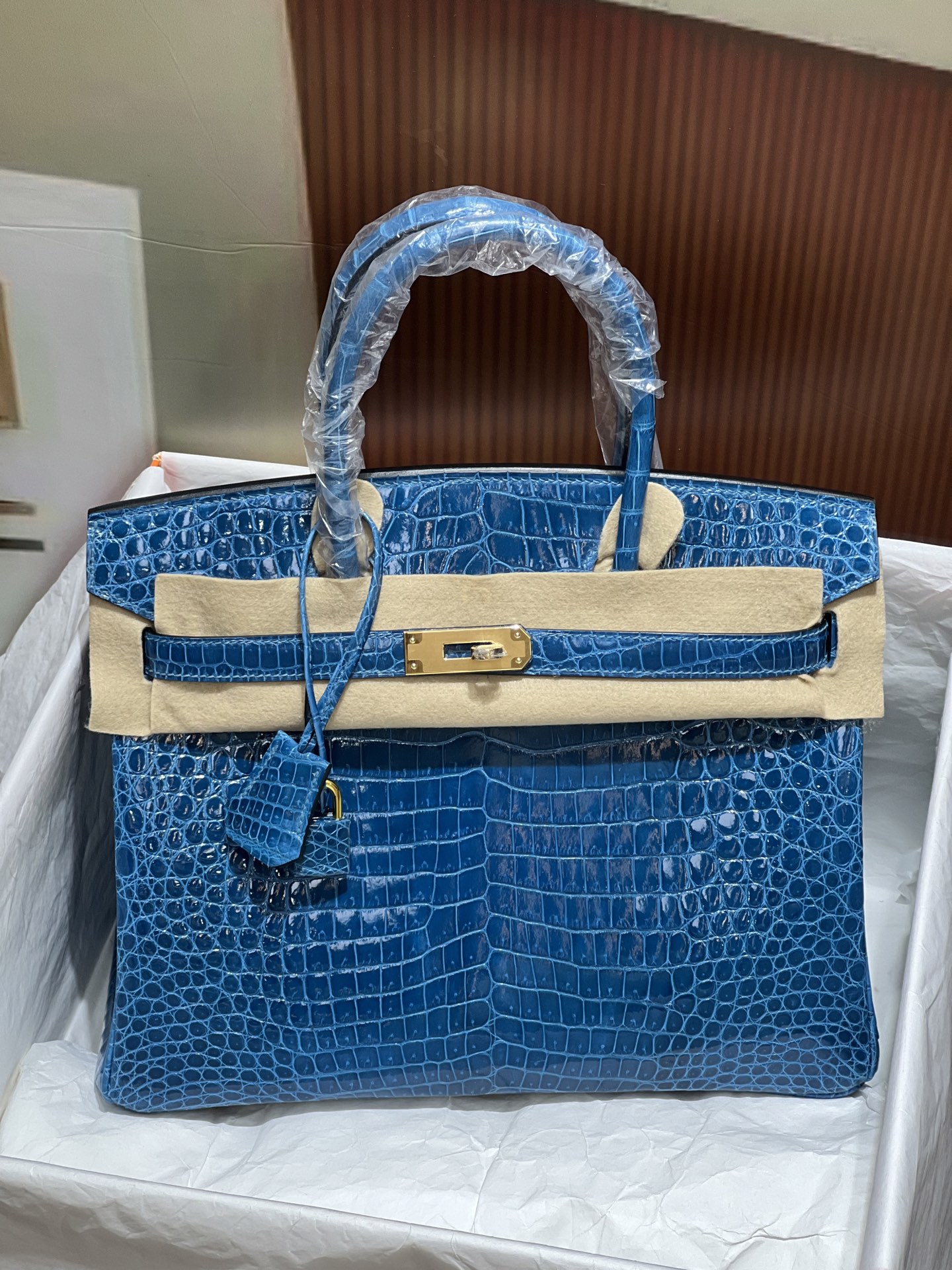 NO:700673,Platinum 30CM. The gold buckle is super beautiful in kind. It is made of imported hc high-gloss crocodile belly. The crocodile alligator belly is cut out from the belly. It is fully hand-stitched and is in stock. Sheepskin lining imported from Italy, Hermes, hermes, sheepskin, Hermes,19860909铂金30CM. 金扣 实物超级美 进口hc高光鳄鱼肚皮制作,湾鳄鳄鳄鱼肚皮正肚皮开料,全手缝现货实拍 意大利进口羊皮内里,爱马仕,hermes,sheepskin,Hermes,,Bag