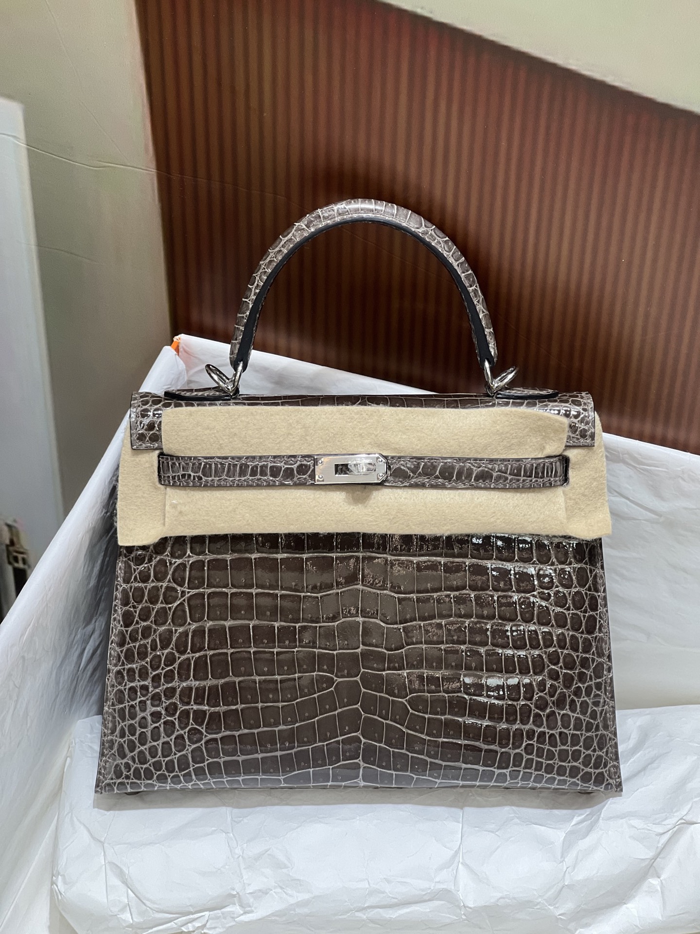 NO:700715,Kelly 25CM. Silver buckle 8C elephant gray Hc imported crocodile real shot in stock Newly released three leather pairs Z Top hand sewing craftsmanship, Hermes, Hermes, Hermes,19860909凯丽Kelly 25CM. 银扣 8C大象灰 Hc进口湾鳄实拍现货 新出 三张皮对版Z 顶级手缝工艺,爱马仕,hermes,Hermes,,Bag
