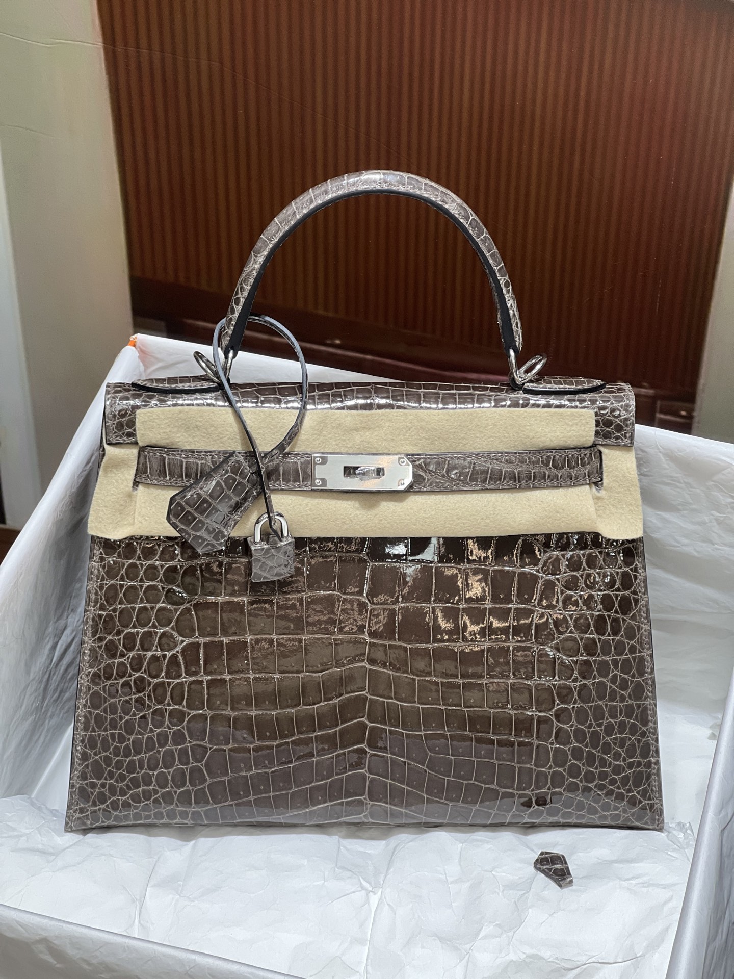 NO:700678,Kelly 28CM. Silver buckle 8C elephant gray Hc imported crocodile real shot in stock Newly released three leather pairs Z Top-notch hand-stitching craftsmanship, Hermes, Hermes, Hermes,19860909凯丽Kelly 28CM. 银扣 8C大象灰 Hc进口湾鳄实拍现货 新出 三张皮对版Z 顶级手缝工艺,爱马仕,hermes,Hermes,,Bag