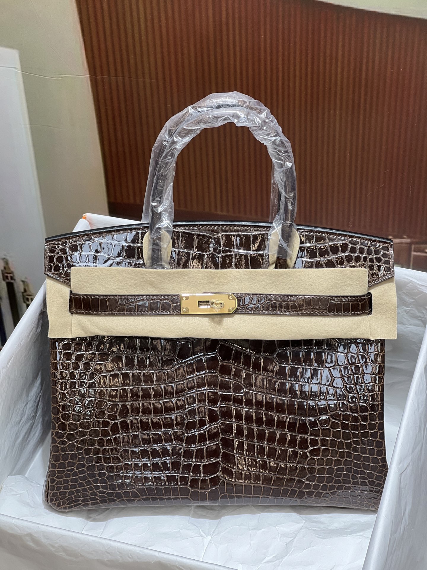 NO:700679,Platinum 30CM. Sandalwood color and gold buckle. The real thing is super beautiful. Made of imported hc high-gloss crocodile belly, alligator crocodile belly is cut into the belly, fully hand-stitched, real shot. Sheepskin lining imported from Italy, Hermes, hermes, sheepskin, Hermes,19860909铂金30CM. 檀木色 金扣 实物超级美 进口hc高光鳄鱼肚皮制作,湾鳄鳄鳄鱼肚皮正肚皮开料,全手缝现货实拍 意大利进口羊皮内里,爱马仕,hermes,sheepskin,Hermes,,Bag