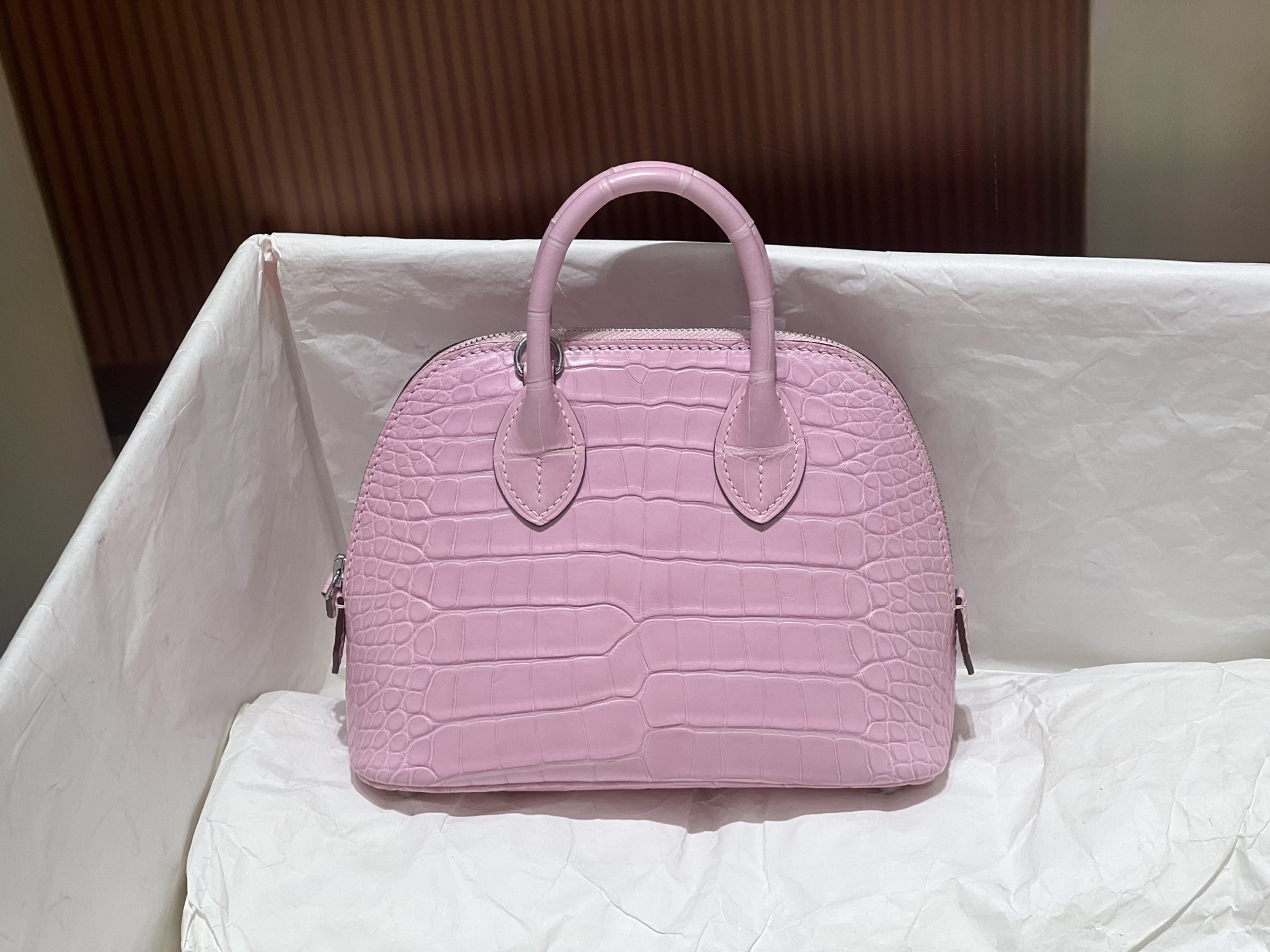 NO:701113,The glossy oily feel is visible on the hands. Silver buckle, bowling ball, bolid mini size!  Spot hc imported American crocodiles are hand-sewn!  ,Hermes,hermes,Hermes,19860909光泽油脂感上手可见 银扣 保龄球 bolid 迷你号！现货hc进口美洲鳄手工缝制！,爱马仕,hermes,Hermes,,Bag