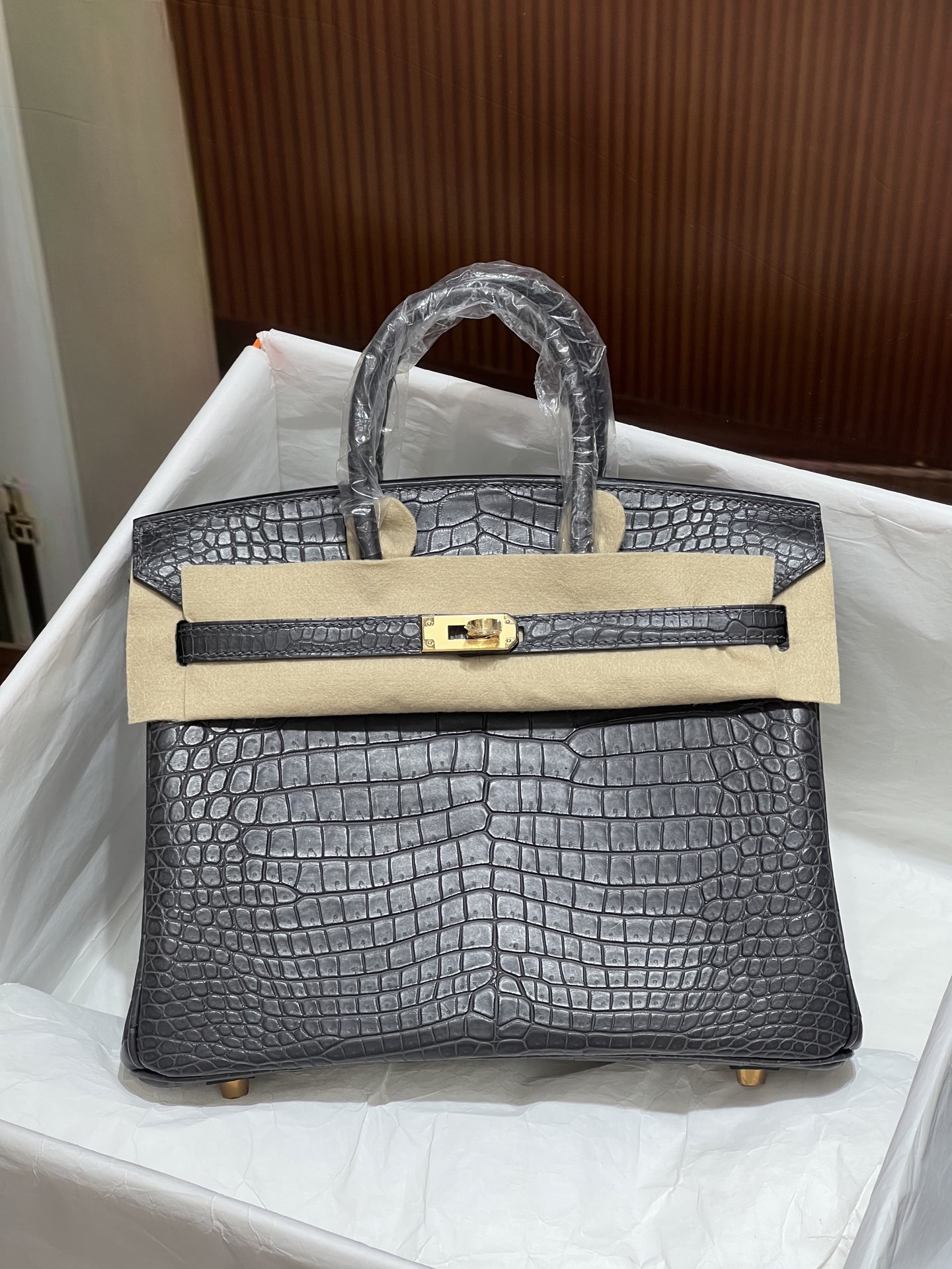 NO:700689,Platinum 25CM. The gold buckle is super beautiful in kind. Made from imported hc crocodile belly. Alligator crocodile belly is cut out from the belly. Fully hand-stitched. Real shot. Sheepskin lining imported from Italy, Hermes, hermes, sheepskin, Hermes,19860909铂金25CM. 金扣 实物超级美 进口hc鳄鱼肚皮制作,湾鳄鳄鳄鱼肚皮正肚皮开料,全手缝现货实拍 意大利进口羊皮内里,爱马仕,hermes,sheepskin,Hermes,,Bag