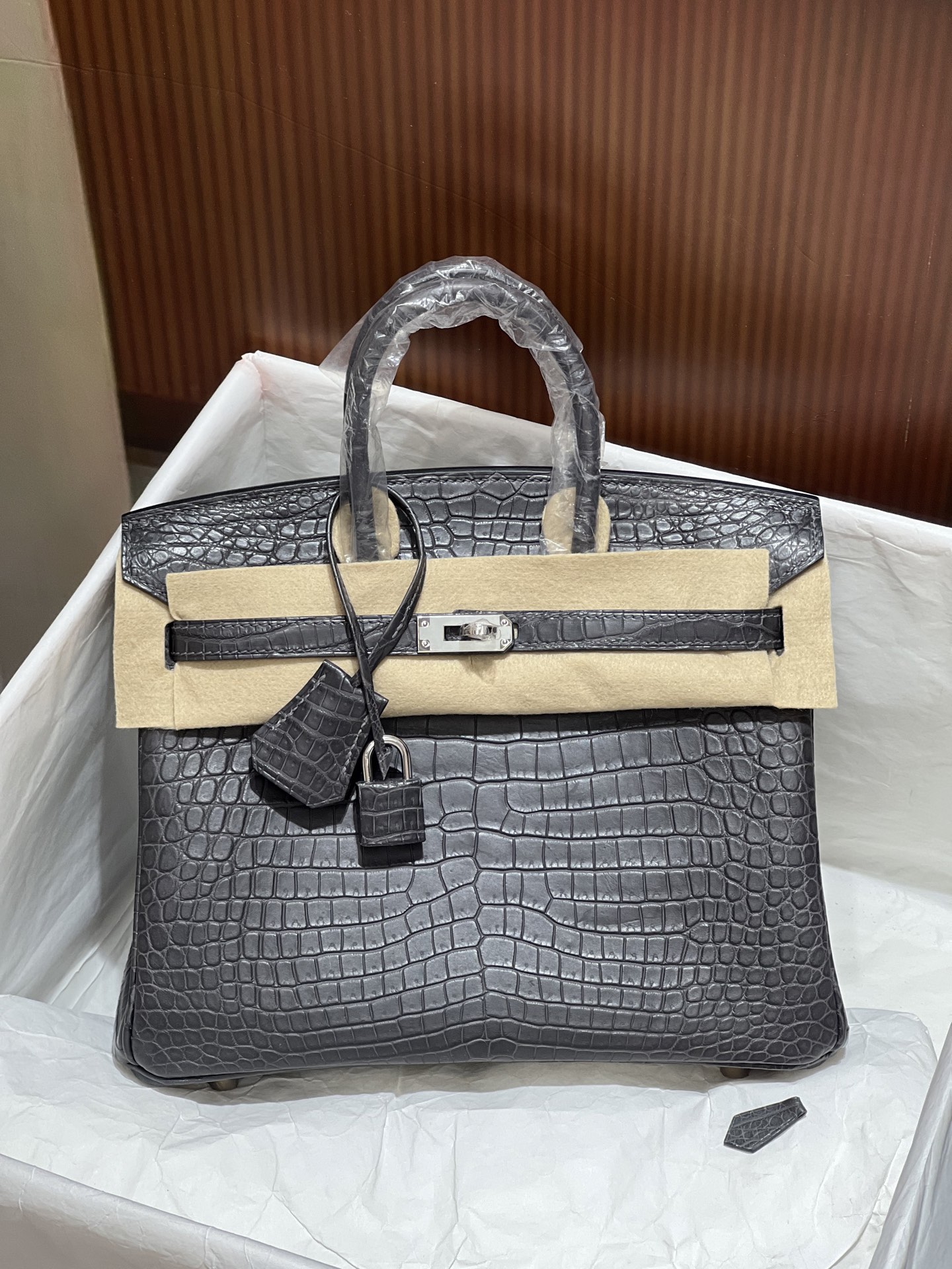 NO:700690,Platinum 25CM. Silver buckle. Super beautiful in kind. Made from imported hc crocodile belly. Alligator crocodile belly is cut out from the belly. Fully hand-stitched. Real shot. Sheepskin lining imported from Italy, Hermes, hermes, sheepskin, Hermes,19860909铂金25CM. 银扣 实物超级美 进口hc鳄鱼肚皮制作,湾鳄鳄鳄鱼肚皮正肚皮开料,全手缝现货实拍 意大利进口羊皮内里,爱马仕,hermes,sheepskin,Hermes,,Bag
