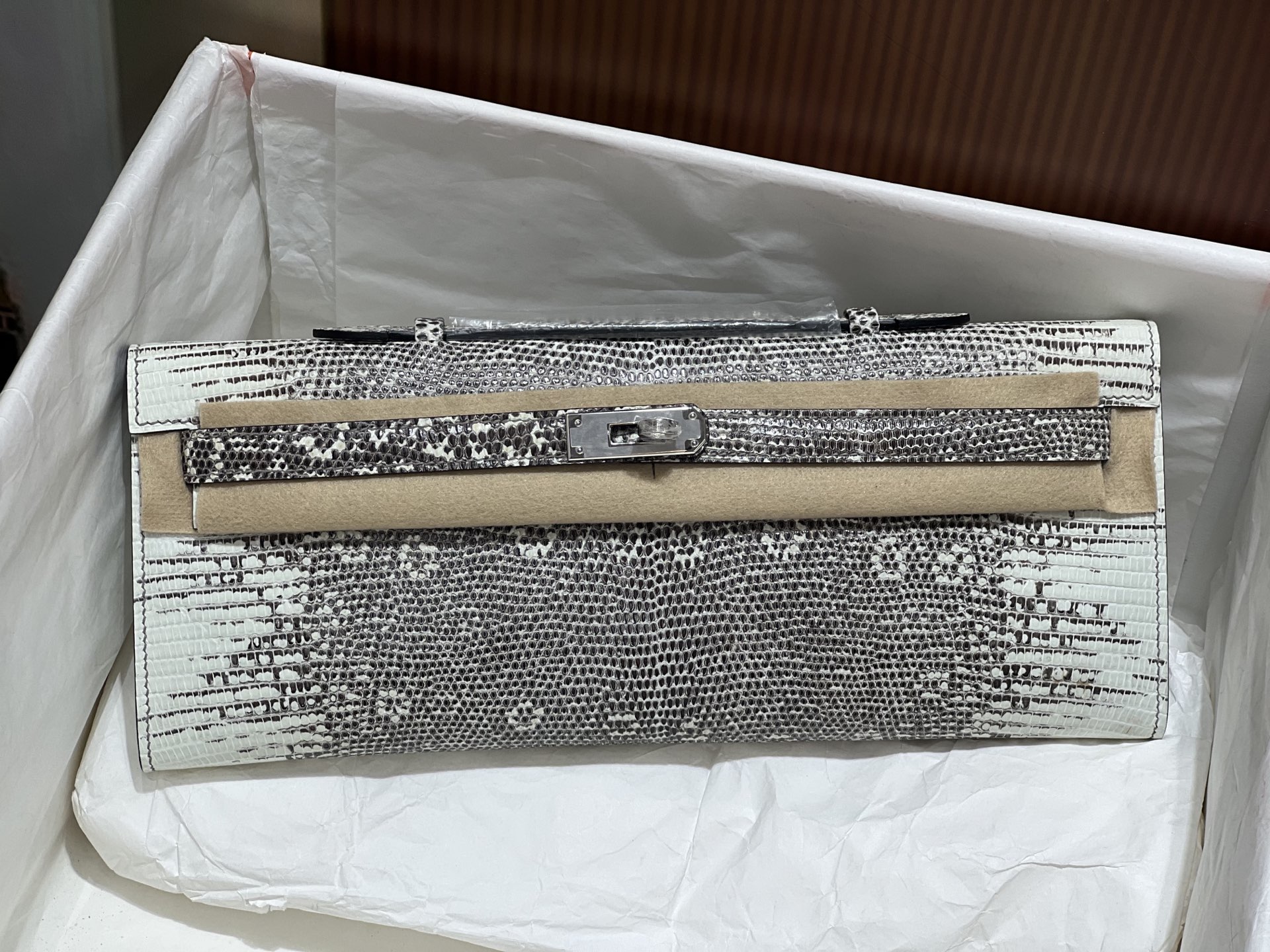 NO:701151,cut 31CM dinner bag, original color, silver buckle, Hc imported lizard wax thread, pure hand sewing, ready stock, Hermes, Hermes, Hermes,19860909cut 31CM晚宴包 原花色 银扣 Hc进口蜥蜴蜡线纯手缝 现货供应,爱马仕,hermes,Hermes,,Bag