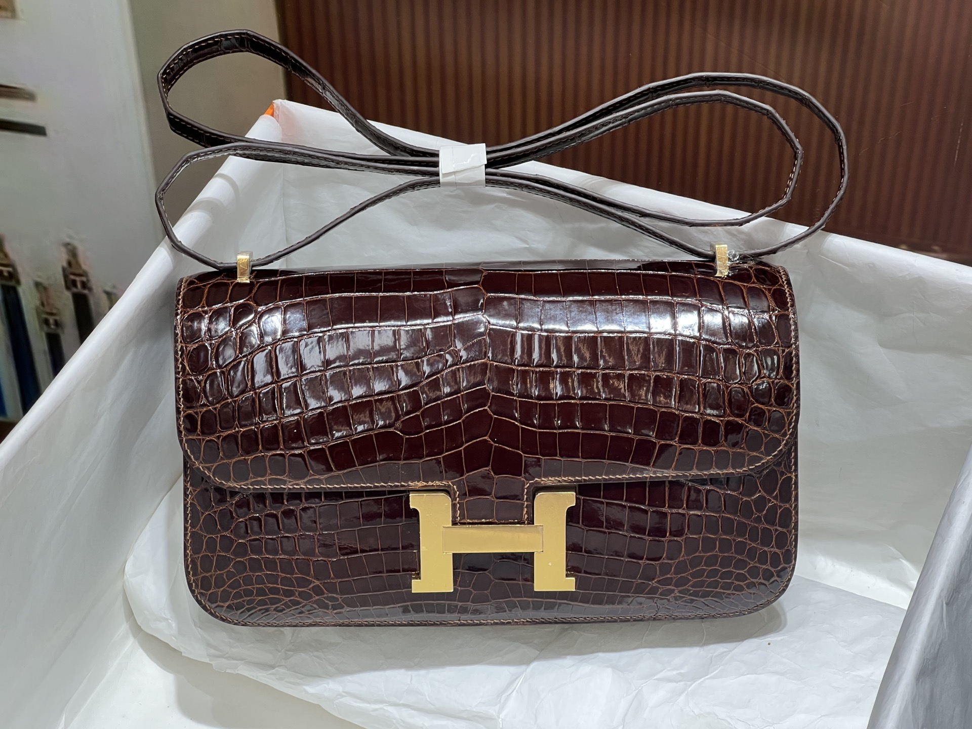 NO:700555,Kangkang 26CM. Gold buckle Xinglong imported original Nile crocodile hand-stitched with wax thread, real stock ~, Hermes, hermes, Hermes,19860909康康26CM. 金扣 兴隆进口原厂尼罗鳄 蜡线手缝 现货实拍～,爱马仕,hermes,Hermes,,Bag