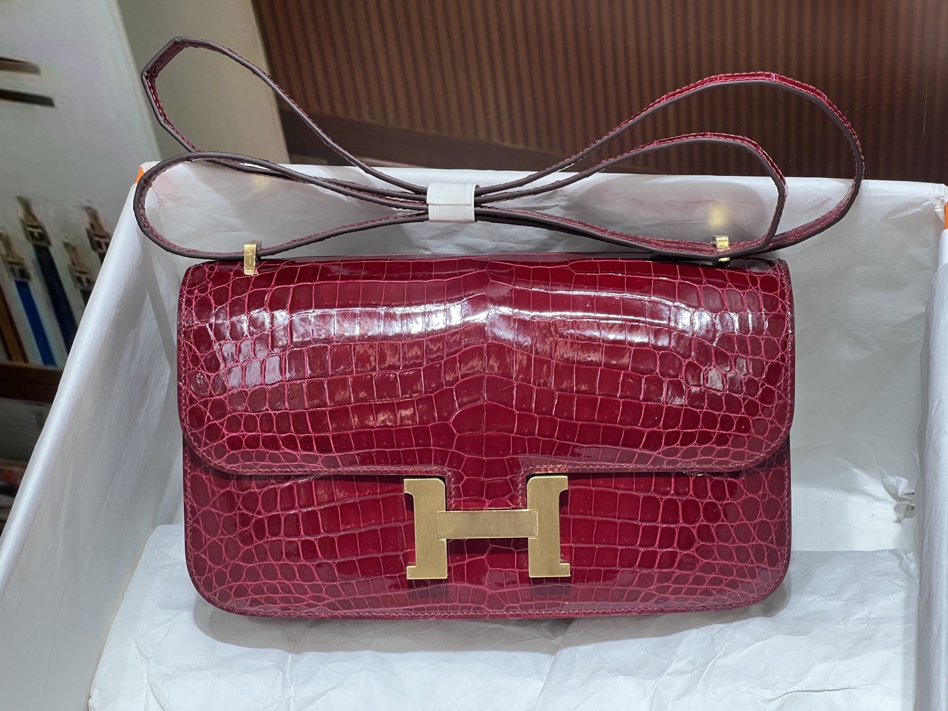 NO:700558,Kangkang 26CM. Pomegranate red gold buckle, Xinglong imported original Nile crocodile, wax thread hand sewing, real stock~, Hermes, hermes, Hermes,19860909康康26CM. 石榴红金扣 兴隆进口原厂尼罗鳄 蜡线手缝 现货实拍～,爱马仕,hermes,Hermes,,Bag