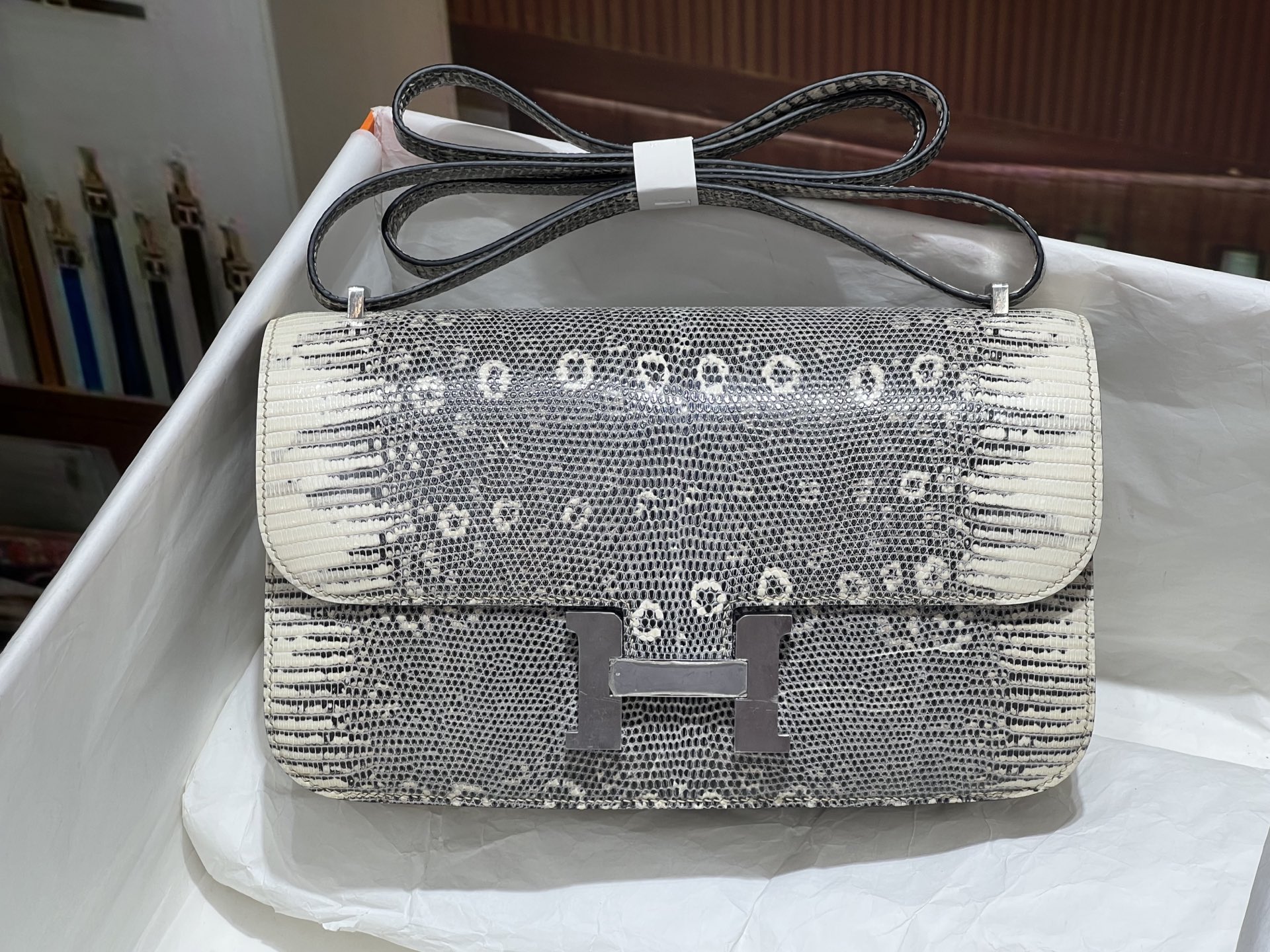 NO:701122,Kangkang 26CM. Original color hc imported original lizard skin wax thread hand-stitched in stock~,Hermes,hermes,Hermes,19860909康康26CM. 原花色 hc进口原厂蜥蜴皮 蜡线手缝 现货实拍～,爱马仕,hermes,Hermes,,Bag