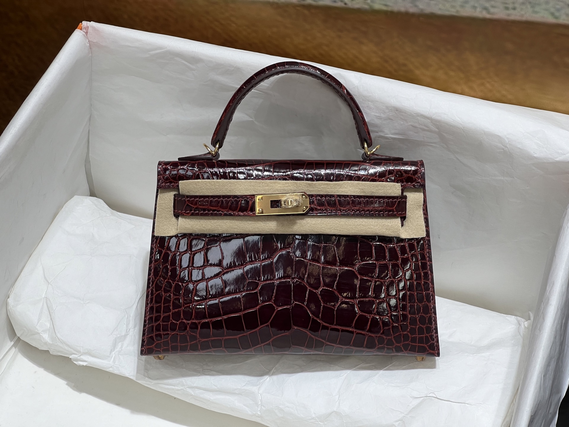 NO:851214,Kelly 2nd Generation 19CM. Burgundy gold buckle, made from imported American crocodile, cut-out material, sheepskin lining imported from Italy, top hand sewing, full set of hand-made nails, real-shot texture, Hermes, hermes, sheepskin, Hermes,19860909凯莉二代19CM. 酒红色 金扣 进口美洲鳄制作,对版开料,意大利进口羊皮内里,顶级手缝 全套手工钉 实拍现货纹理,爱马仕,hermes,sheepskin,Hermes,,Bag