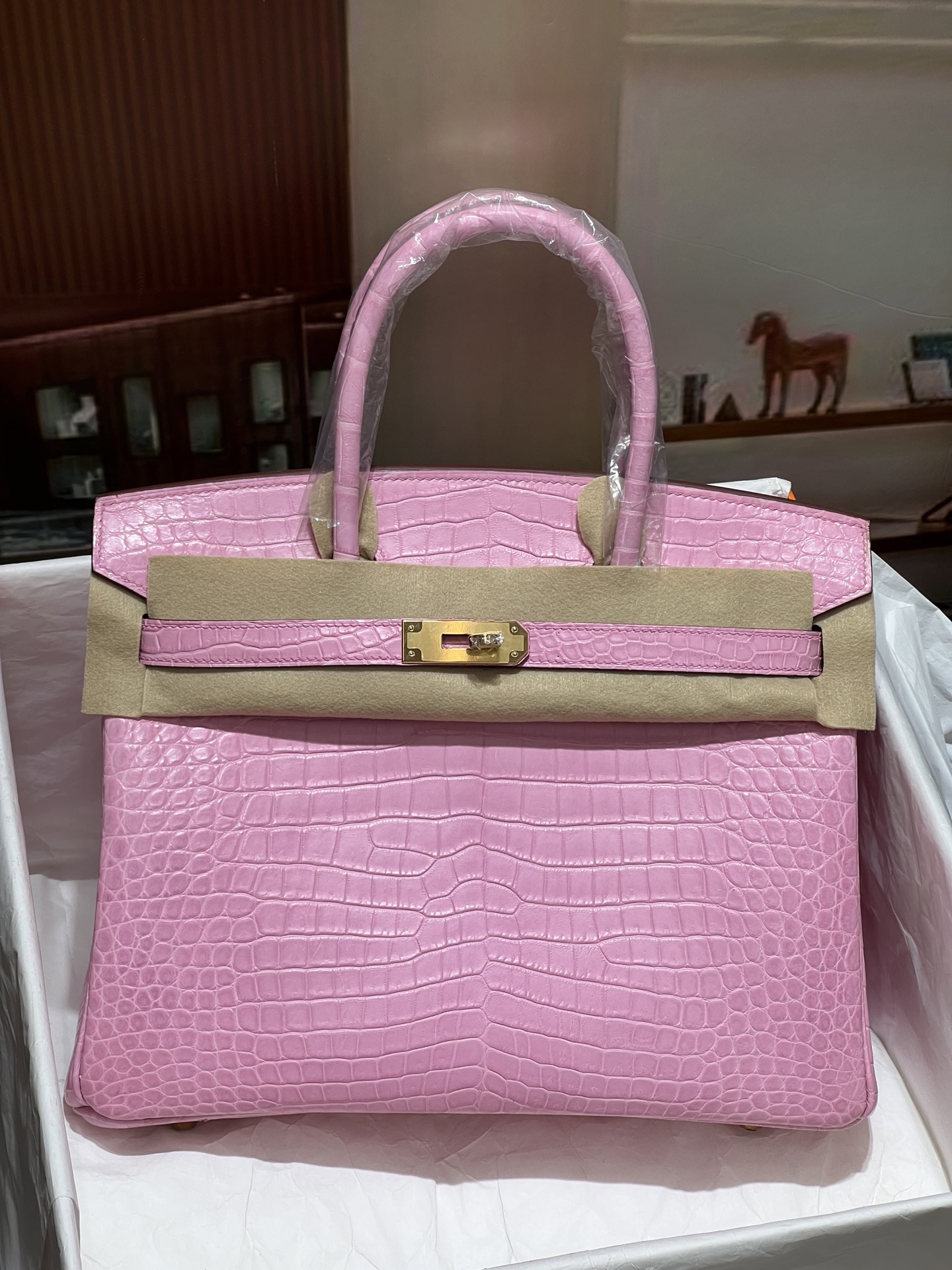 NO:700688,Platinum 30CM. The gold buckle is super beautiful in kind. Made from imported hc crocodile belly, alligator crocodile belly is cut out from the belly, fully hand-stitched, real shot. Sheepskin lining imported from Italy, Hermes, hermes, sheepskin, Hermes,19860909铂金30CM. 金扣 实物超级美 进口hc鳄鱼肚皮制作,湾鳄鳄鳄鱼肚皮正肚皮开料,全手缝现货实拍 意大利进口羊皮内里,爱马仕,hermes,sheepskin,Hermes,,Bag