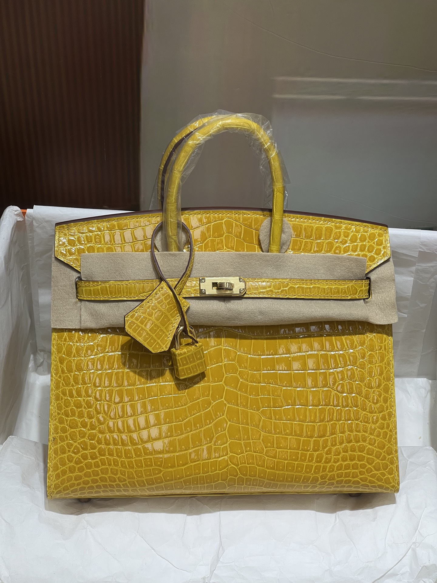 NO:700649,Platinum 25Cm. Outer seam, amber yellow, gold buckle, hc imported crocodile crocodile skin real shot, 3 fish version Z, top imported wax thread hand sewing technology, pure hand full set of hand nails, Hermes, hermes, crocodile skin, Hermes,19860909铂金25Cm.外缝 琥珀黄 金扣 hc进口湾鳄鳄鱼皮实拍现货,3条鱼对版Z 顶级进口蜡线手缝工艺 纯手全套手工钉,爱马仕,hermes,crocodile skin,Hermes,,Bag