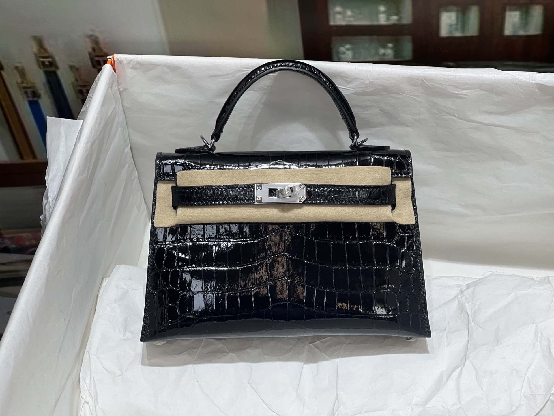 NO:697954,Kelly second generation 19CM. Black silver buckle, made from imported Nile crocodile, cut to pattern, imported sheepskin lining from Italy, top hand sewing, full set of hand-made nails, real-life texture, Hermes, hermes, sheepskin, Hermes,19860909凯莉二代19CM.黑色银扣 进口尼罗鳄制作,对版开料,意大利进口羊皮内里,顶级手缝 全套手工钉 实拍现货纹理,爱马仕,hermes,sheepskin,Hermes,,Bag