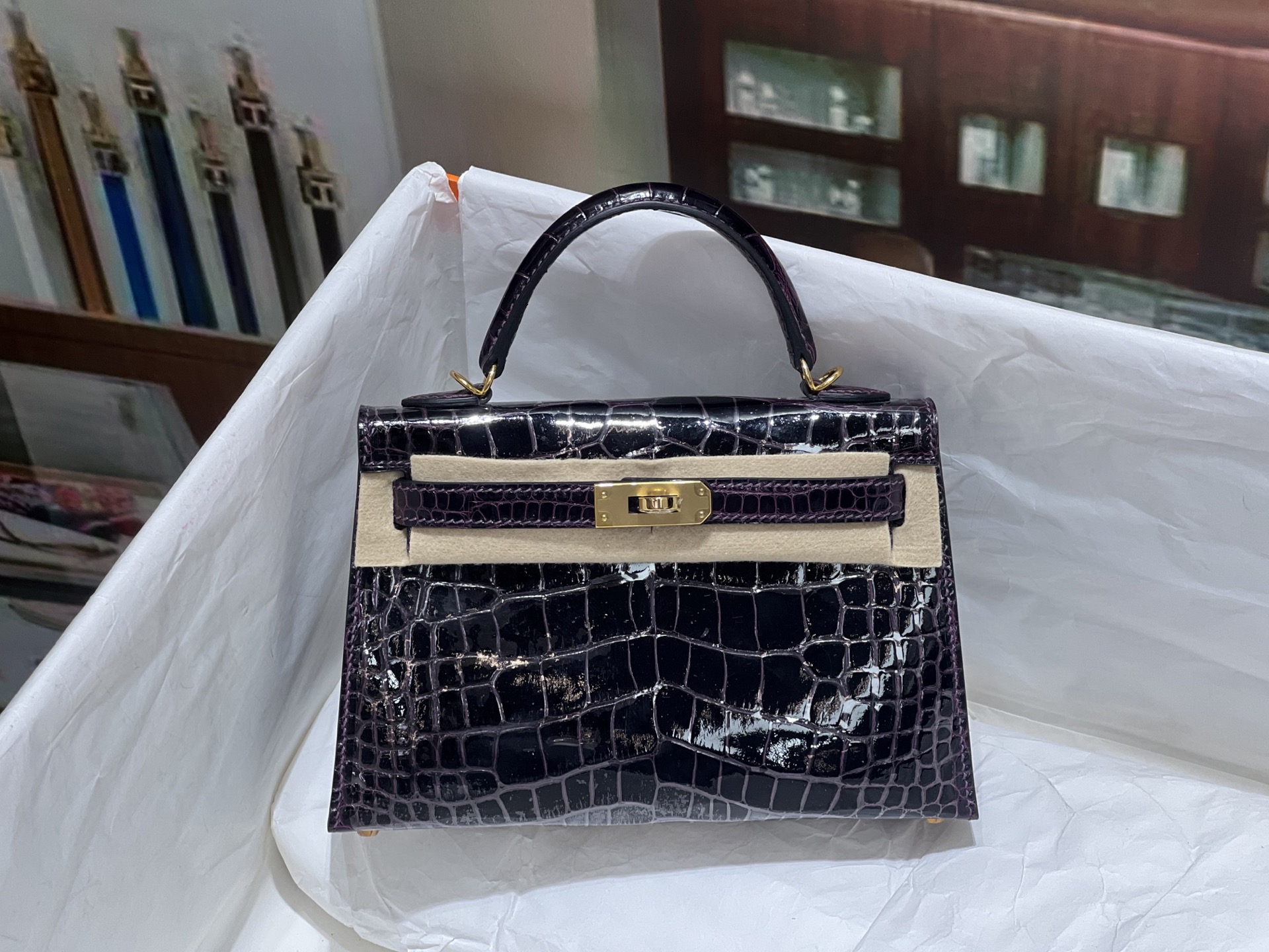 NO:697951,Kelly second generation 19CM. Dark purple gold buckle, made from imported American crocodile, cut to pattern, imported Italian sheepskin lining, top hand sewing, full set of hand-made nails, real-shot texture, Hermes, hermes, sheepskin, Hermes,19860909凯莉二代19CM.深紫色金扣 进口美洲鳄制作,对版开料,意大利进口羊皮内里,顶级手缝 全套手工钉 实拍现货纹理,爱马仕,hermes,sheepskin,Hermes,,Bag