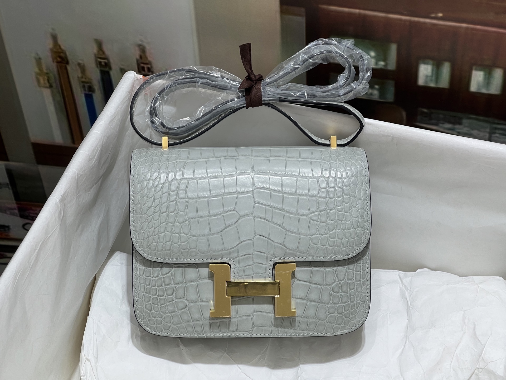 NO:851571,Kangkang 19CM. Gold buckle, crystal gray Hc matte high-gloss American crocodile, high-gloss crocodile leather, hand-sewn with top wax thread!  Real shot texture,Hermes,hermes,crocodile skin,Hermes,19860909康康19CM. 金扣 水晶灰 Hc雾面高光美洲鳄,高光鳄鱼皮,顶级蜡线手工缝制！实拍纹理,爱马仕,hermes,crocodile skin,Hermes,,Bag