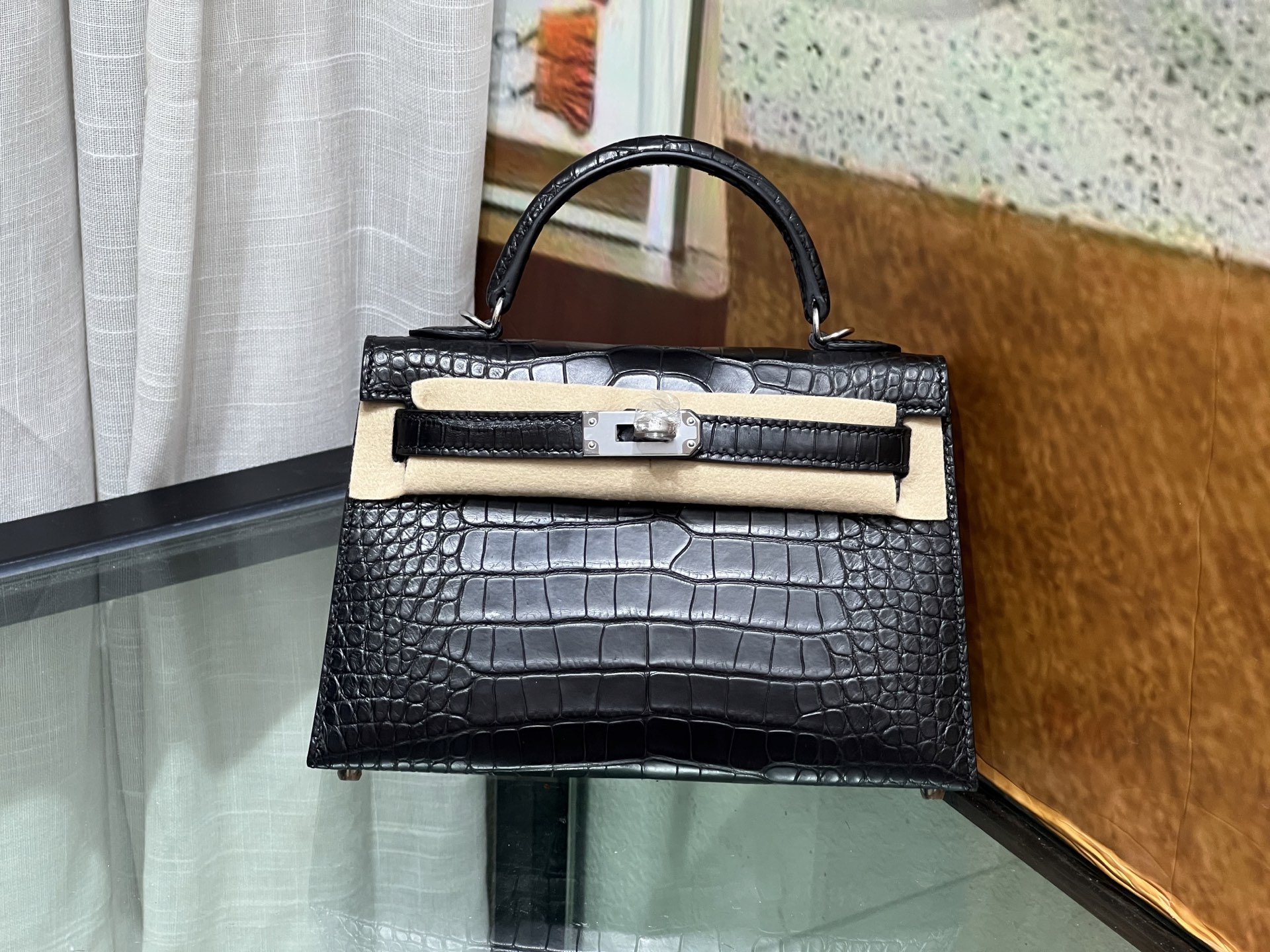 NO:697958,Kelly second generation 19CM. Black silver buckle, made of imported matte American crocodile, cut to pattern, imported sheepskin lining from Italy, top hand sewing, full set of hand-made nails, real-shot texture, Hermes, hermes, sheepskin, Hermes,19860909凯莉二代19CM.黑色银扣 进口雾面美洲鳄制作,对版开料,意大利进口羊皮内里,顶级手缝 全套手工钉 实拍现货纹理,爱马仕,hermes,sheepskin,Hermes,,Bag