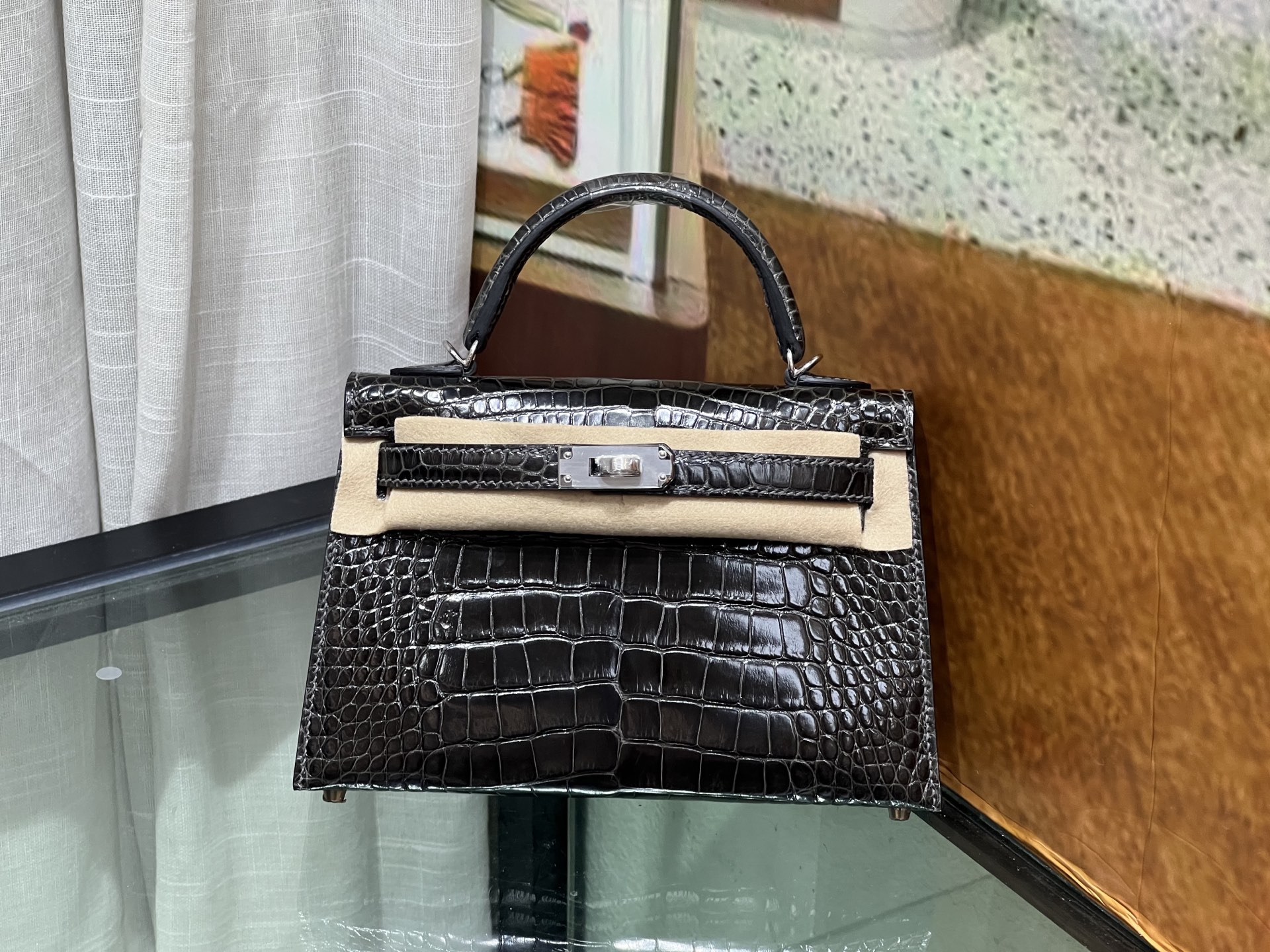 NO:697968,Kelly 2nd generation 19CM. Graphite gray, made from imported American crocodile, three skins cut in pairs, imported sheepskin lining from Italy, top-grade hand-stitching, full set of hand-made nails, real-shot texture, Hermes, hermes, sheepskin, Hermes,19860909凯莉二代19CM. 石墨灰 进口美洲鳄制作,三张皮对版开料,意大利进口羊皮内里,顶级手缝 全套手工钉 实拍现货纹理,爱马仕,hermes,sheepskin,Hermes,,Bag