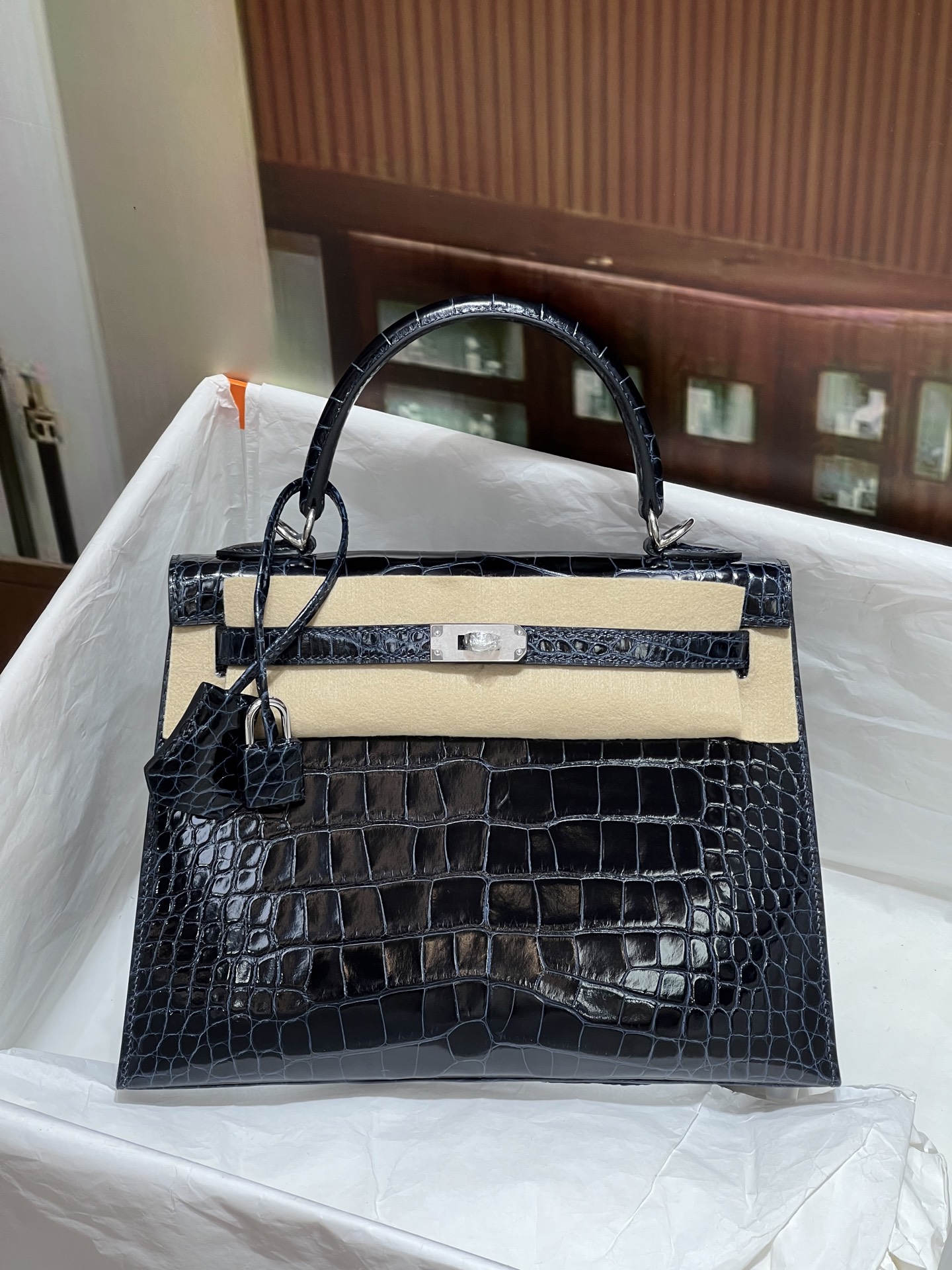 NO:700696,Kelly 25CM. Dark blue silver buckle Hc imported crocodile real shot in stock Newly released three leather versions Z Top hand sewing craftsmanship, Hermes, Hermes, Hermes,19860909凯丽Kelly 25CM. 深蓝色 银扣 Hc进口湾鳄实拍现货 新出 三张皮对版Z 顶级手缝工艺,爱马仕,hermes,Hermes,,Bag