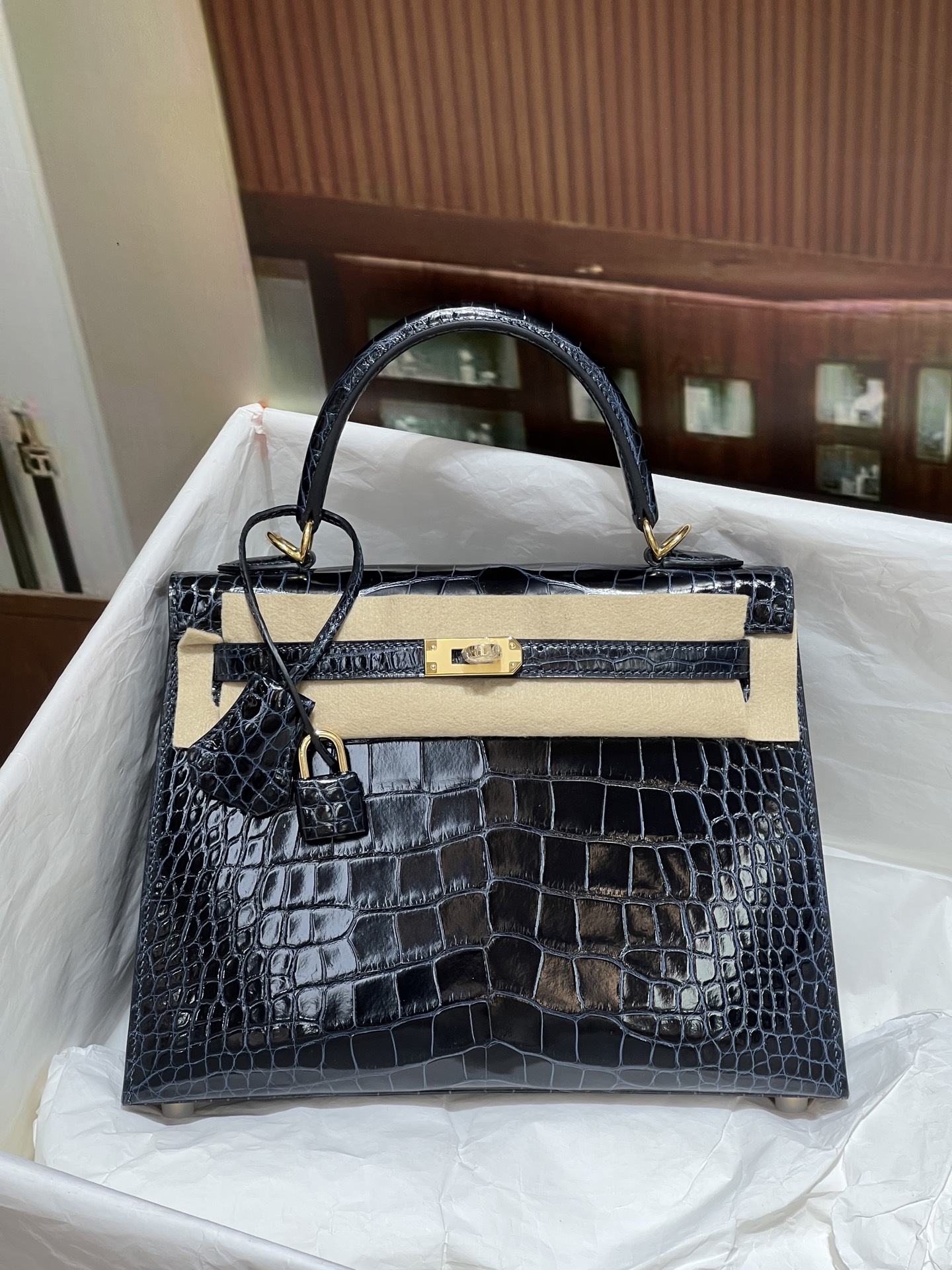 NO:700699,Kelly 25CM. Dark blue gold buckle Hc imported crocodile real shot in stock new release three leather version Z top hand sewing craftsmanship, Hermes, Hermes,19860909凯丽Kelly 25CM. 深蓝色 金扣 Hc进口湾鳄实拍现货 新出 三张皮对版Z 顶级手缝工艺,爱马仕,hermes,Hermes,,Bag