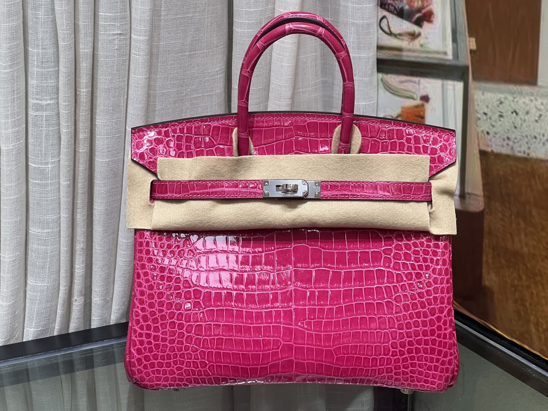 NO:700645,Platinum 25CM. Mexican pink silver buckle, super beautiful in kind. Made of imported hc high-gloss crocodile belly, alligator crocodile belly is cut out from the belly, fully hand-stitched, real shot. Sheepskin lining imported from Italy, Hermes, hermes, sheepskin, Hermes,19860909铂金25CM. 墨西哥粉银扣 实物超级美 进口hc高光鳄鱼肚皮制作,湾鳄鳄鳄鱼肚皮正肚皮开料,全手缝现货实拍 意大利进口羊皮内里,爱马仕,hermes,sheepskin,Hermes,,Bag