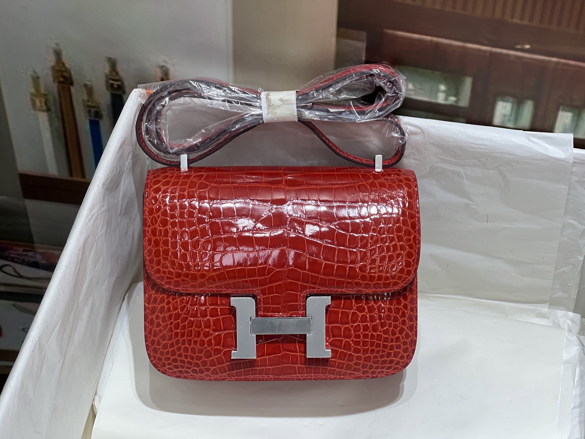 NO:851617,Kangkang 19CM. Silver buckle. Three pieces of leather to make one. Hc imported high-gloss American crocodile. Three sides are symmetrical and small texture. Top-grade wax thread hand-sewing!  Real shot texture,Hermes,hermes,Hermes,19860909康康19CM. 银扣 三张皮做一个 Hc进口高光美洲鳄,三个面都是对称小纹理 顶级蜡线手工缝制！实拍纹理,爱马仕,hermes,Hermes,,Bag