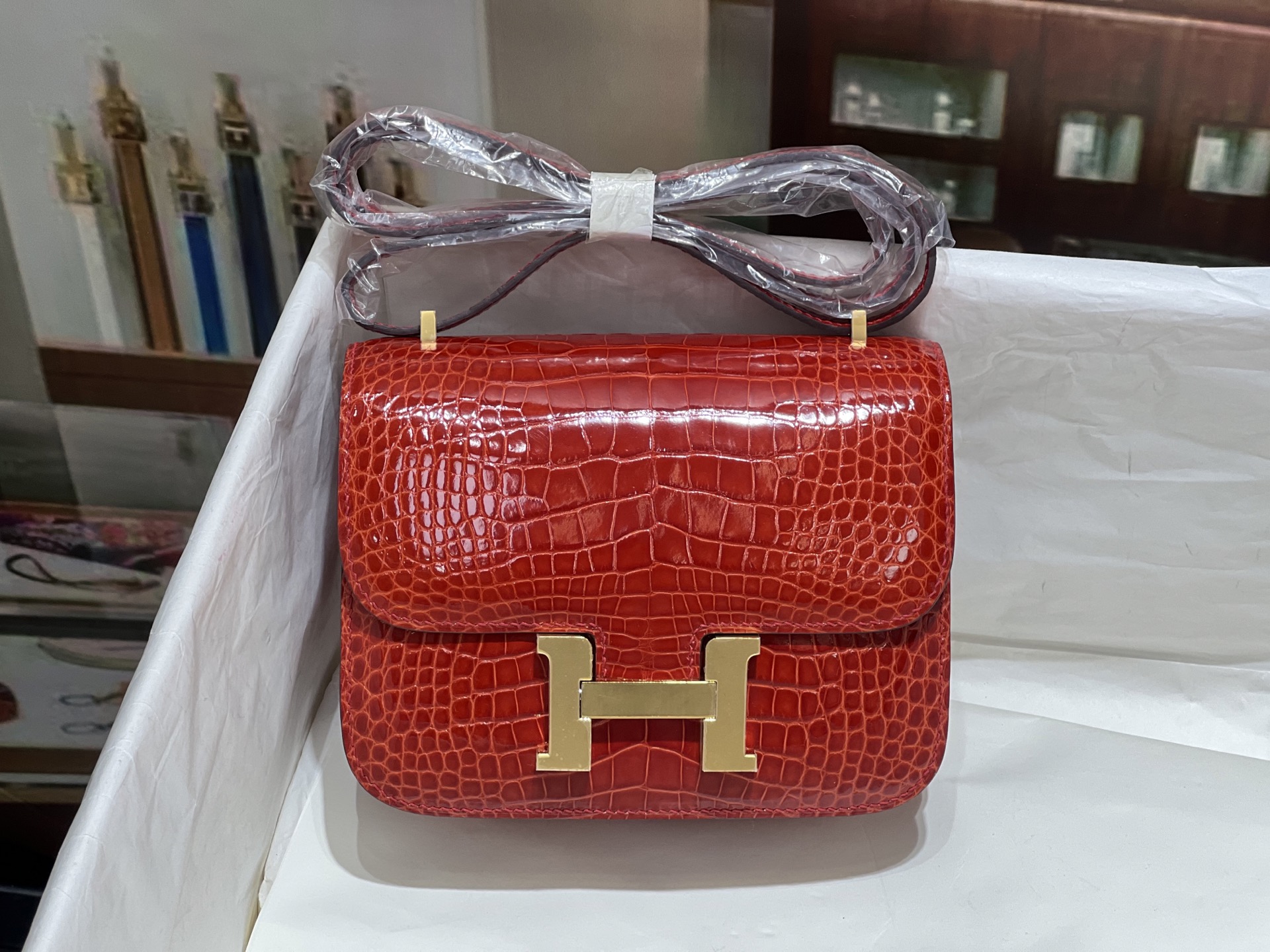 NO:851627,Kangkang 19CM. Gold buckle. Three pieces of leather to make one. Hc imported high-gloss American crocodile. Three sides are symmetrical and small texture. Top-grade wax thread hand-sewing!  Real shot texture,Hermes,hermes,Hermes,19860909康康19CM. 金扣 三张皮做一个 Hc进口高光美洲鳄,三个面都是对称小纹理 顶级蜡线手工缝制！实拍纹理,爱马仕,hermes,Hermes,,Bag