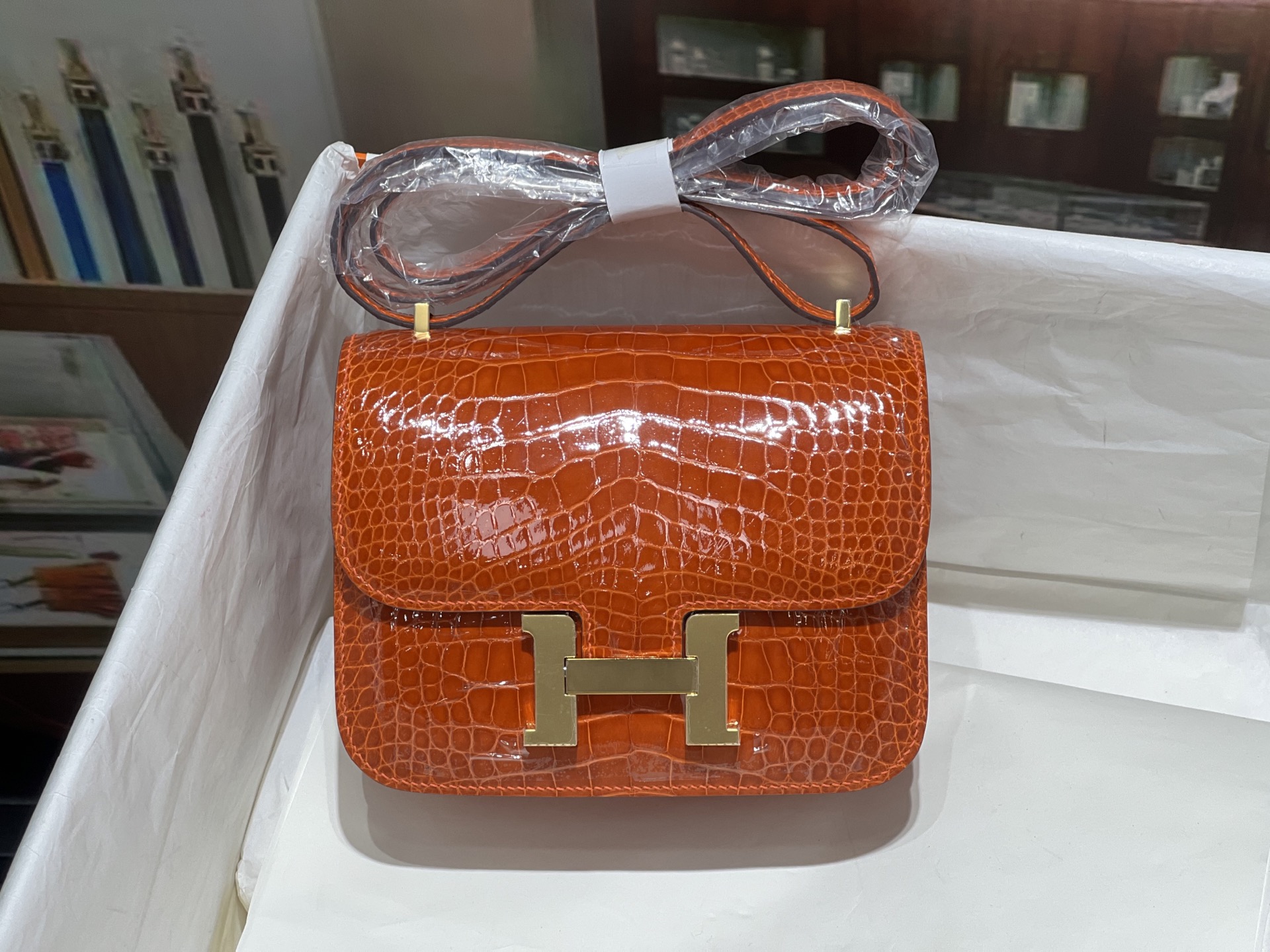 NO:851558,Kangkang 19CM. Gold buckle. Three pieces of leather to make one. Hc imported high-gloss American crocodile. Three sides are symmetrical and small texture. Top-grade wax thread hand-sewing!  Real shot texture,Hermes,hermes,Hermes,19860909康康19CM. 金扣 三张皮做一个 Hc进口高光美洲鳄,三个面都是对称小纹理 顶级蜡线手工缝制！实拍纹理,爱马仕,hermes,Hermes,,Bag