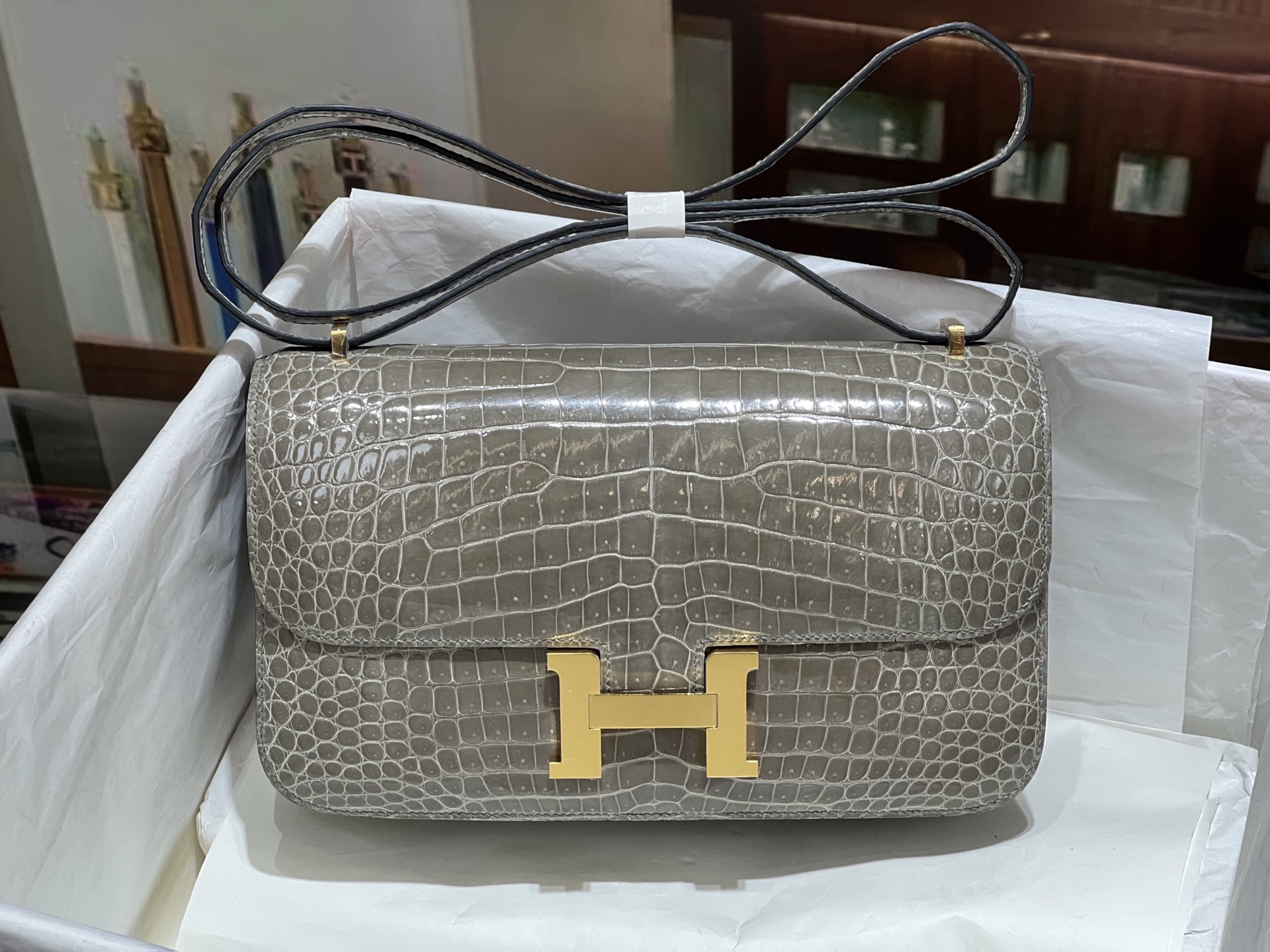 NO:700549,Kangkang 26CM. Gold buckle Turtle dove gray Inverted V Hc imported high-gloss crocodile Wax thread hand-stitching Real shot in stock ~, Hermes, hermes, Hermes,19860909康康26CM. 金扣 斑鸠灰 倒V Hc进口高光湾鳄 蜡线手缝 现货实拍～,爱马仕,hermes,Hermes,,Bag