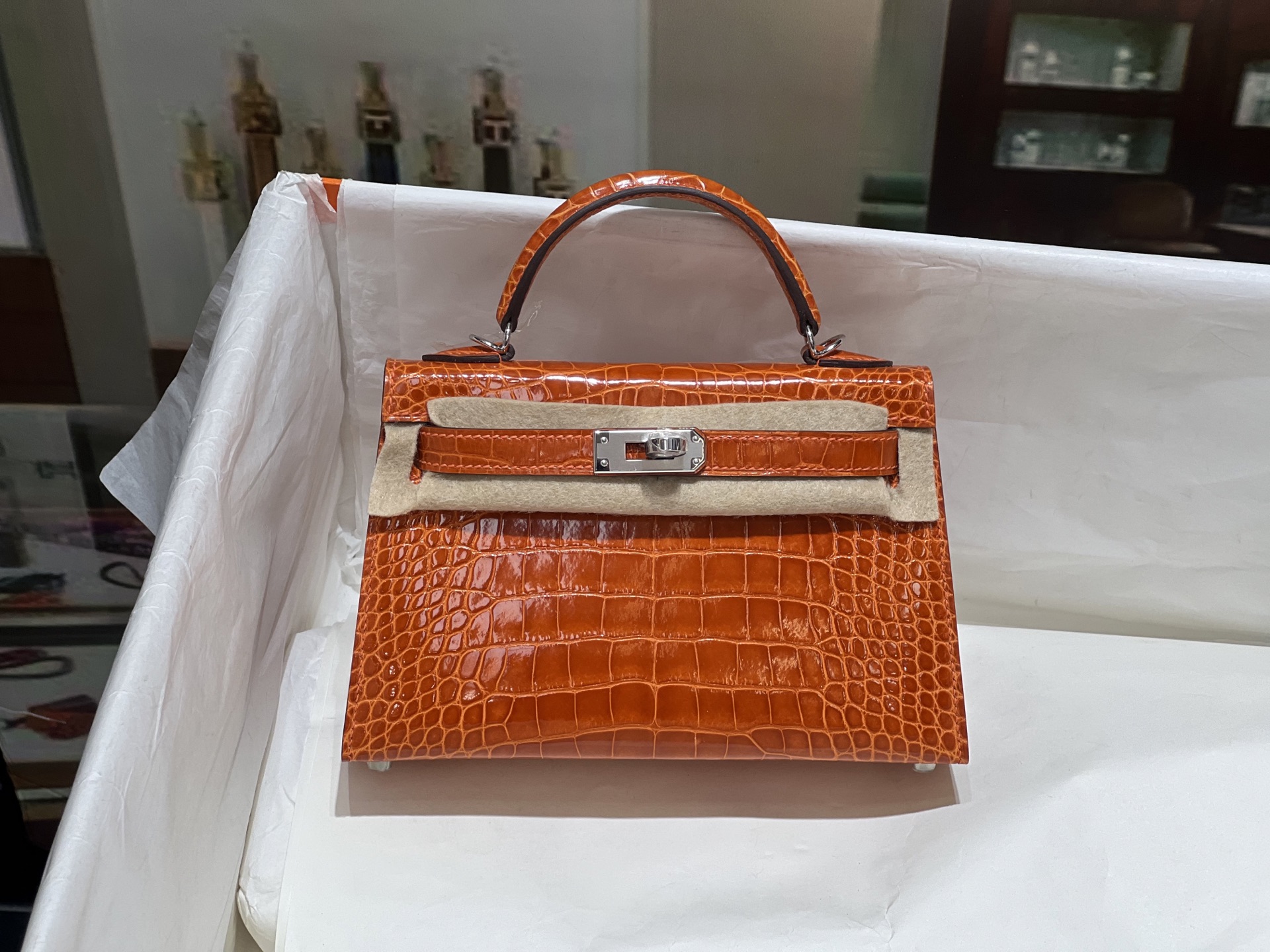 NO:851162,Kelly 2nd Generation 19CM. Silver buckle, made of imported high-gloss American crocodile, cut from three leather sheets, sheepskin lining imported from Italy, top-notch hand-stitching, full set of hand-made nails, real-shot texture, Hermes, hermes, sheepskin, Hermes,19860909凯莉二代19CM. 银扣 进口高光美洲鳄制作,三张皮对版开料,意大利进口羊皮内里,顶级手缝 全套手工钉 实拍现货纹理,爱马仕,hermes,sheepskin,Hermes,,Bag