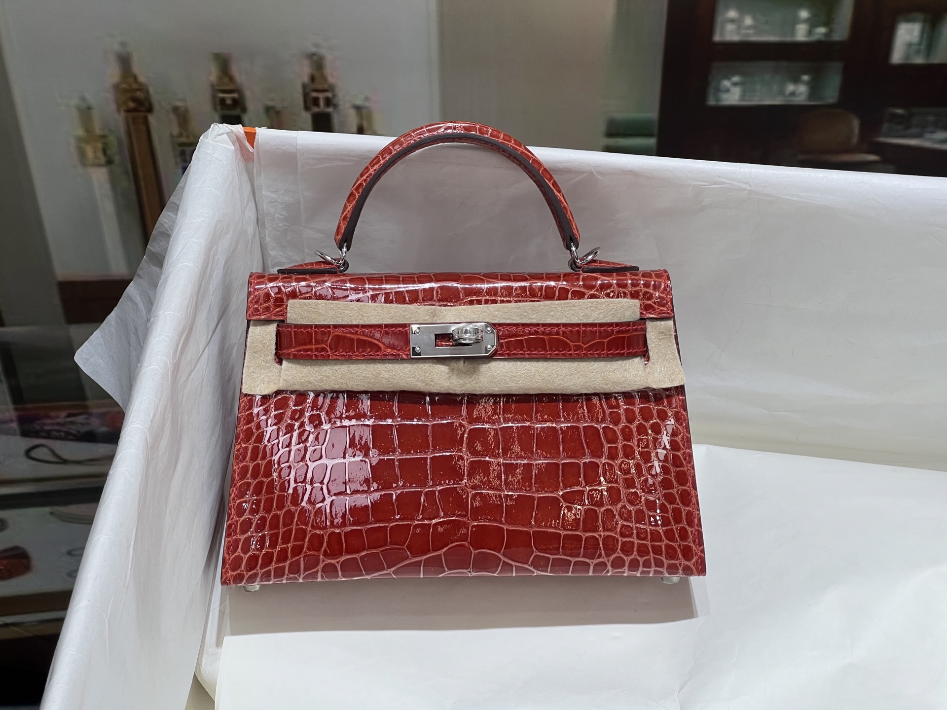 NO:851151,Kelly 2nd Generation 19CM. Silver buckle, made of imported high-gloss American crocodile, cut to pattern, imported Italian sheepskin lining, top-grade hand-stitching, full set of hand-made nails, real-shot texture, Hermes, hermes, sheepskin, Hermes,19860909凯莉二代19CM. 银扣 进口高光美洲鳄制作,对版开料,意大利进口羊皮内里,顶级手缝 全套手工钉 实拍现货纹理,爱马仕,hermes,sheepskin,Hermes,,Bag