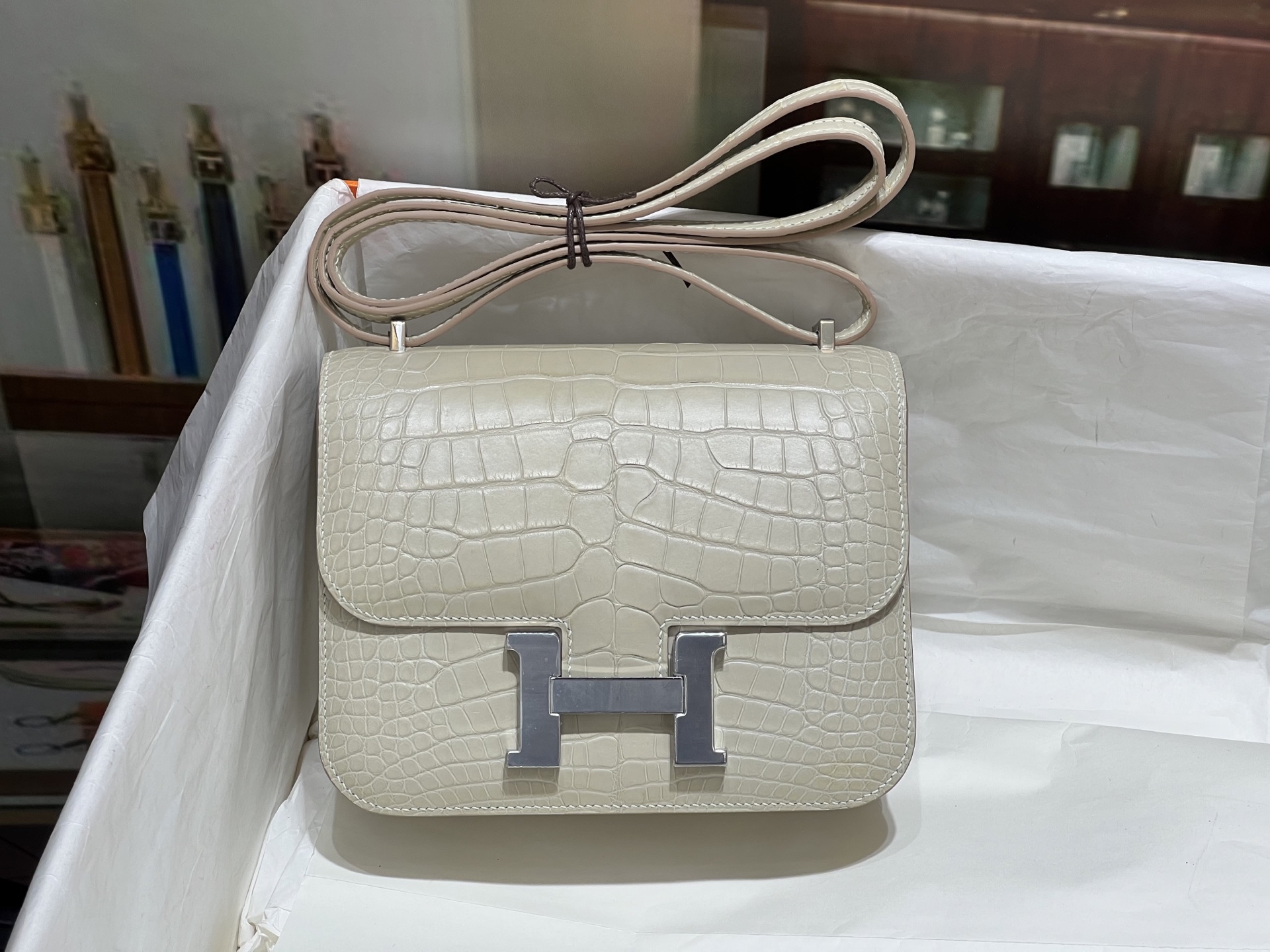 NO:851541,Kangkang 19CM. Silver buckle Glacier White Hc imported high-gloss American crocodile, high-gloss crocodile leather, hand-sewn with top wax thread!  Real shot texture,Hermes,hermes,crocodile skin,Hermes,19860909康康19CM. 银扣 冰川白 Hc进口高光美洲鳄,高光鳄鱼皮,顶级蜡线手工缝制！实拍纹理,爱马仕,hermes,crocodile skin,Hermes,,Bag