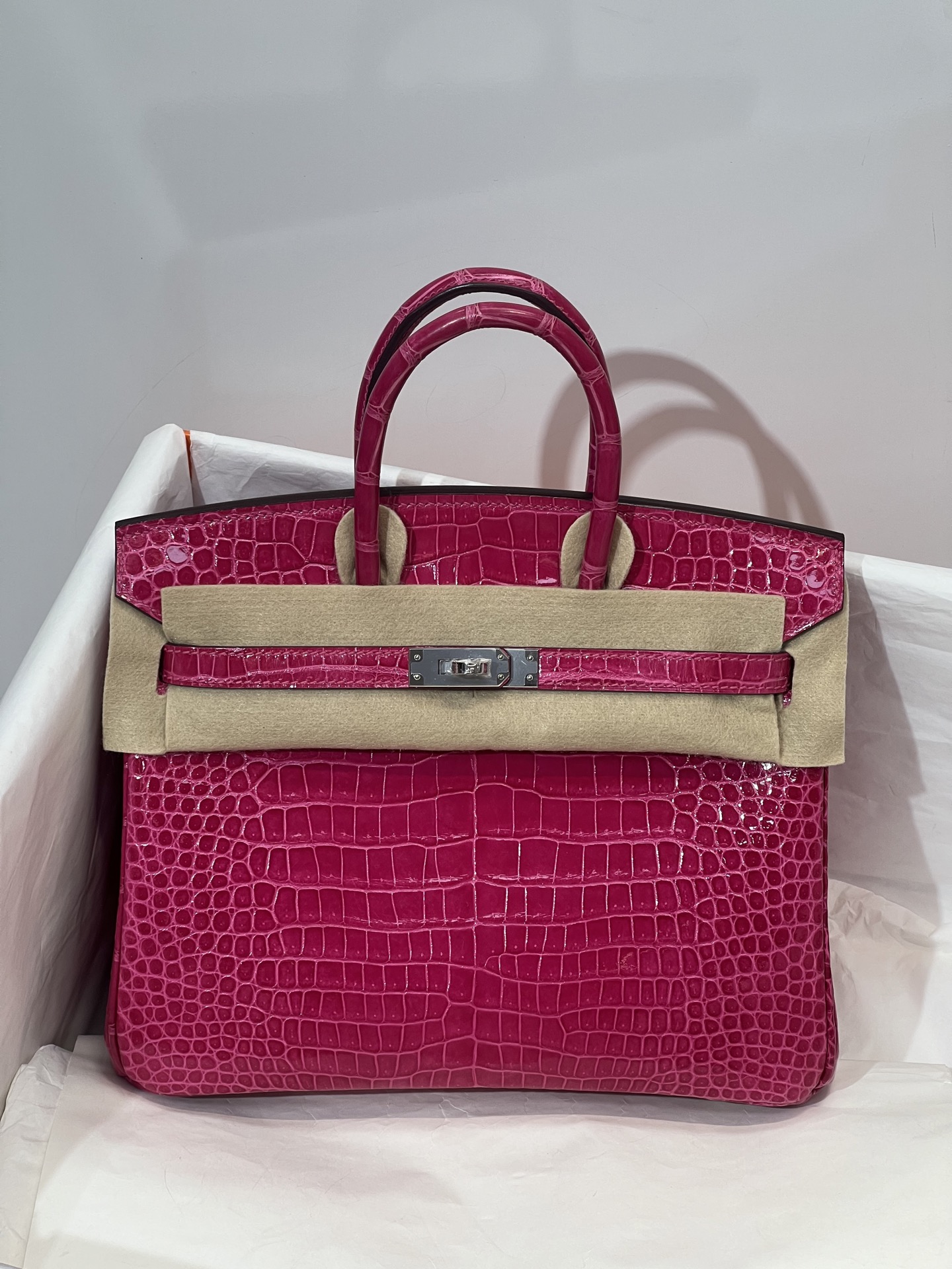 NO:700654,Platinum 25CM. Mexican pink silver buckle, super beautiful in kind. Made of imported hc high-gloss crocodile belly, alligator crocodile belly is cut out from the belly, fully hand-stitched, real shot. Sheepskin lining imported from Italy, Hermes, hermes, sheepskin, Hermes,19860909铂金25CM. 墨西哥粉银扣 实物超级美 进口hc高光鳄鱼肚皮制作,湾鳄鳄鳄鱼肚皮正肚皮开料,全手缝现货实拍 意大利进口羊皮内里,爱马仕,hermes,sheepskin,Hermes,,Bag